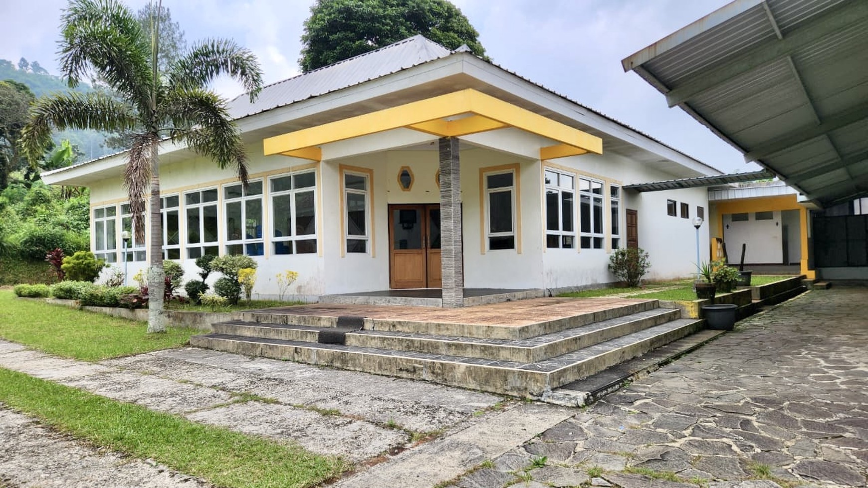 Dijual Penginapan di daerah Bumi Jawa arah ke lokasi wisata Guci, Tegal - Jateng