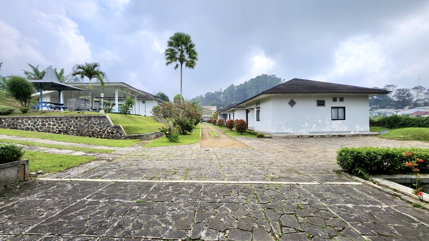 Dijual Penginapan di daerah Bumi Jawa arah ke lokasi wisata Guci, Tegal - Jateng