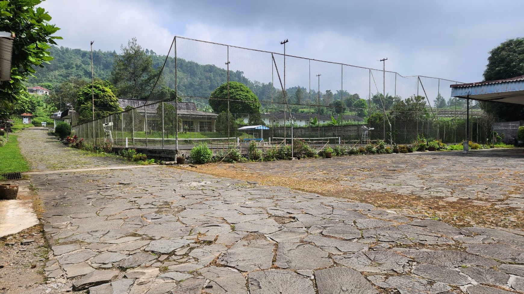 Dijual Penginapan di daerah Bumi Jawa arah ke lokasi wisata Guci, Tegal - Jateng