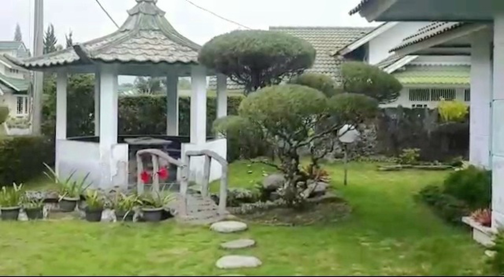 Villa Palem Garden, Puncak, dengan taman di sekeliling rumah. Pohon-pohon yang rajin berbuah. Landscape menawan dgn gazebo cantik.