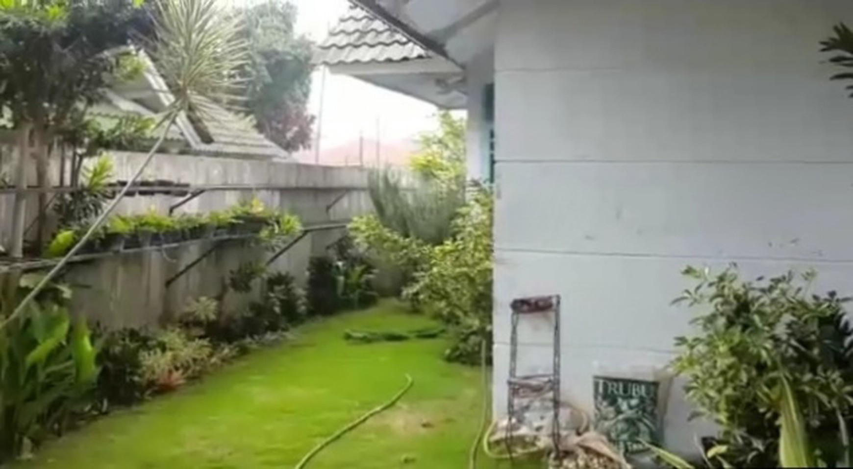 Villa Palem Garden, Puncak, dengan taman di sekeliling rumah. Pohon-pohon yang rajin berbuah. Landscape menawan dgn gazebo cantik.