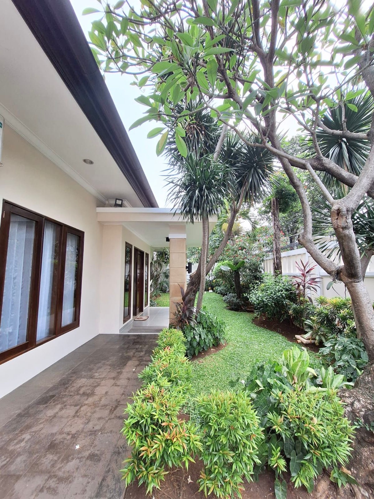 Rumah Siap Huni Lingkungan Tenang Area Kemang Timur