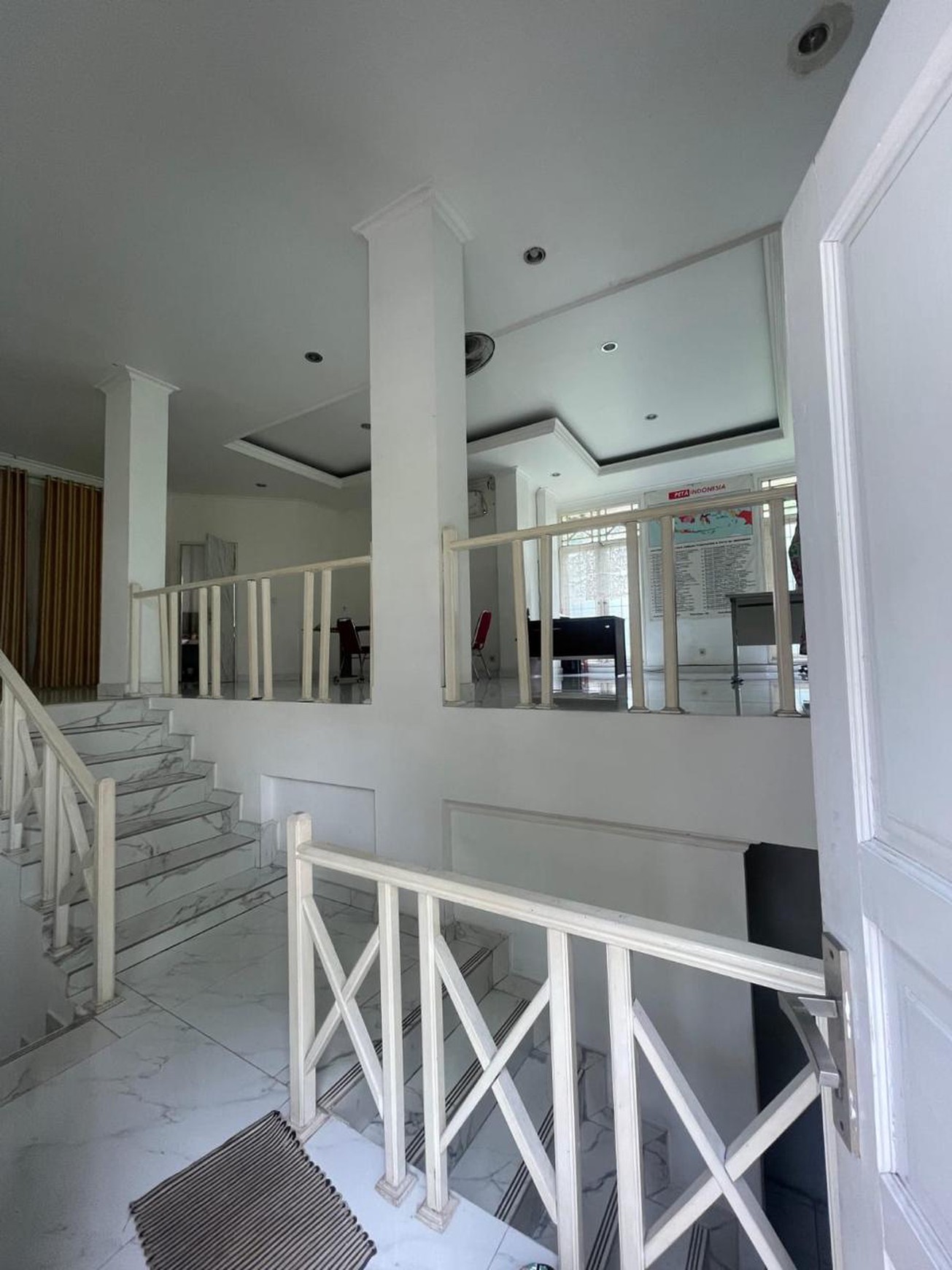 Dijual rumah desain menarik bisa untuk kantor dekat tol Desari