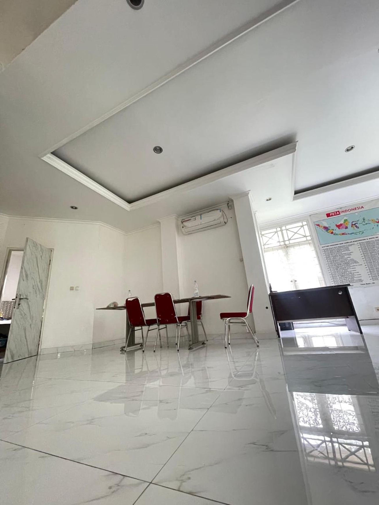 Dijual rumah desain menarik bisa untuk kantor dekat tol Desari