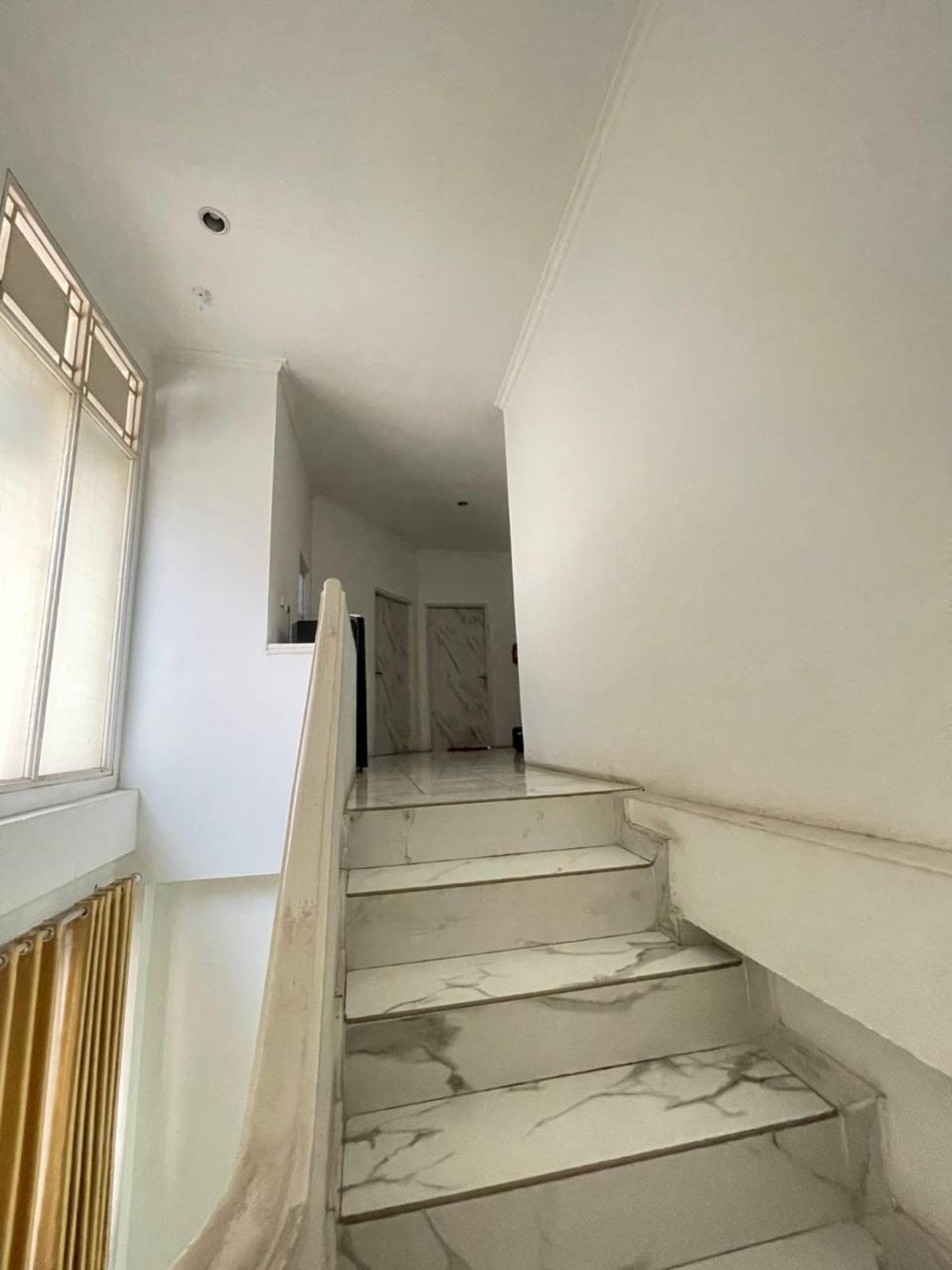 Dijual rumah desain menarik bisa untuk kantor dekat tol Desari