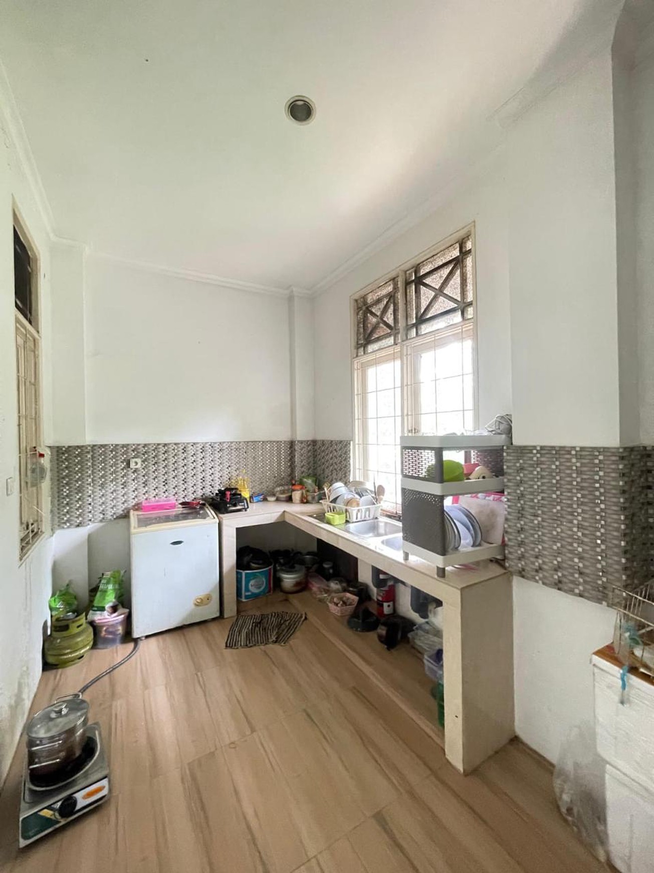 Dijual rumah desain menarik bisa untuk kantor dekat tol Desari