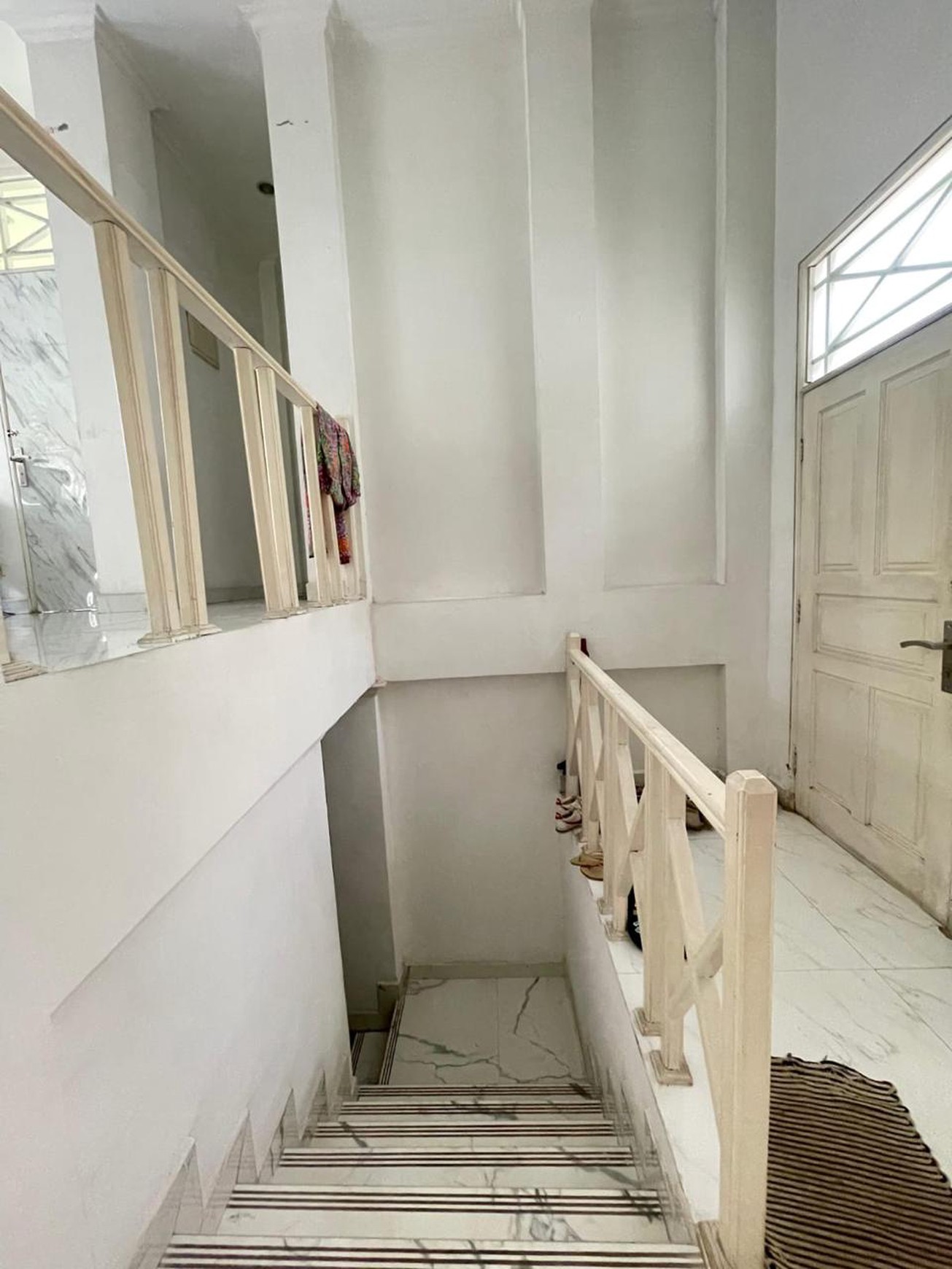 Dijual rumah desain menarik bisa untuk kantor dekat tol Desari