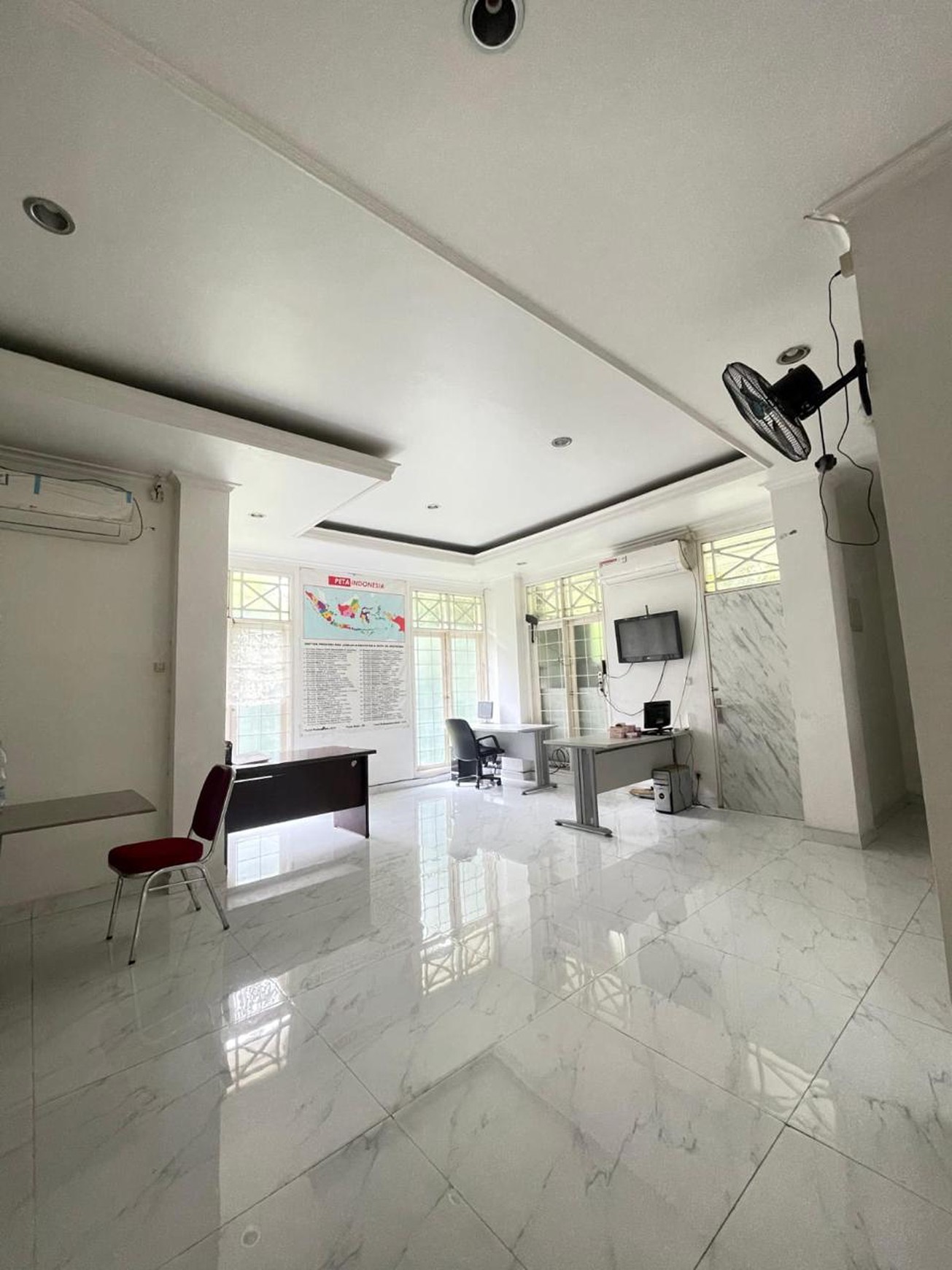 Dijual rumah desain menarik bisa untuk kantor dekat tol Desari