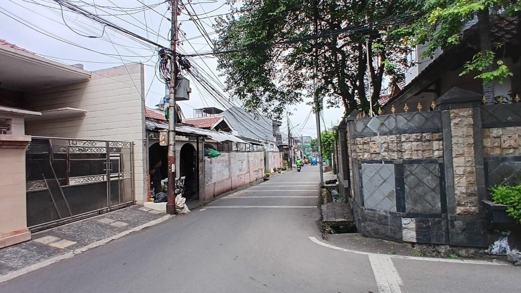 Rumah dengan Sertifikat SHM dijual dengan harga Hitung Tanah di Tebet - Harga Di Bawah NJOP