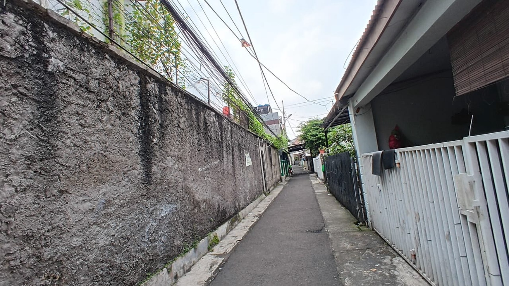 Rumah dengan Sertifikat SHM dijual dengan harga Hitung Tanah di Tebet - Harga Di Bawah NJOP