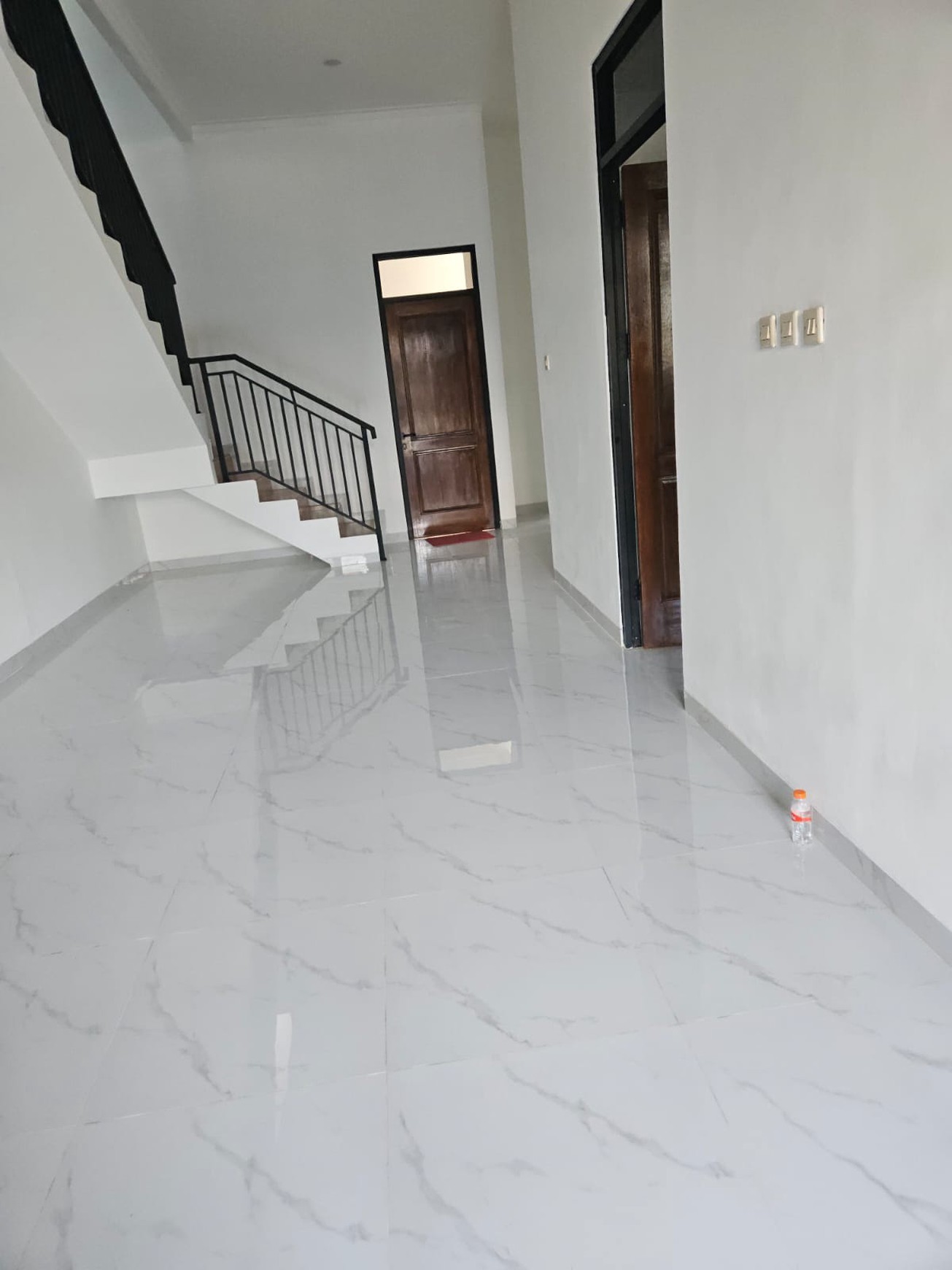 Di jual rumah 2 lantai di Taman Modern Jakarta Timur