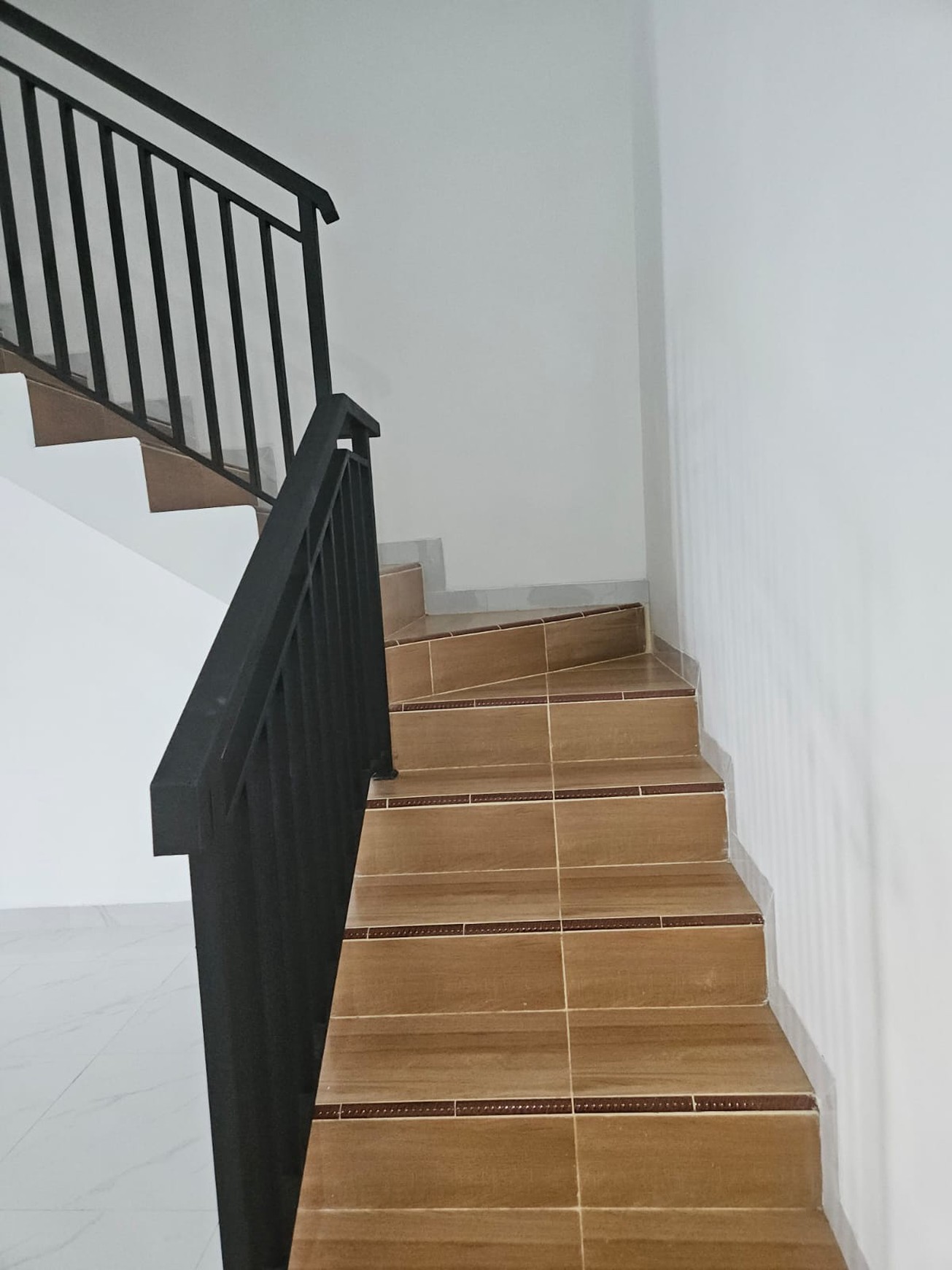 Di jual rumah 2 lantai di Taman Modern Jakarta Timur