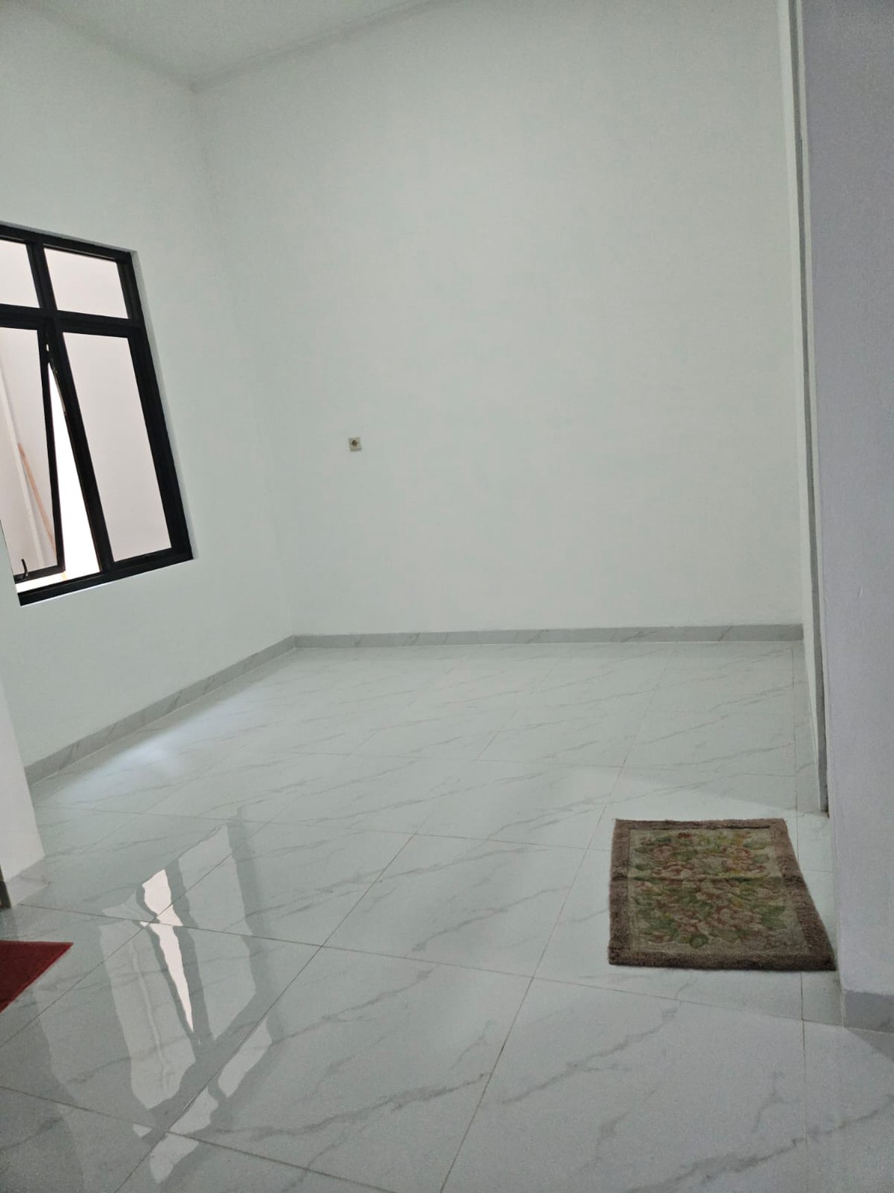 Di jual rumah 2 lantai di Taman Modern Jakarta Timur