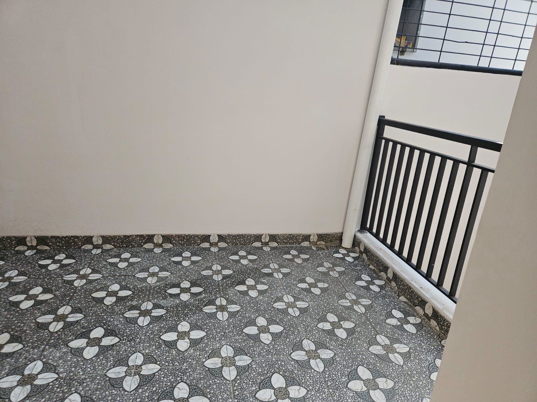 Di jual rumah 2 lantai di Taman Modern Jakarta Timur