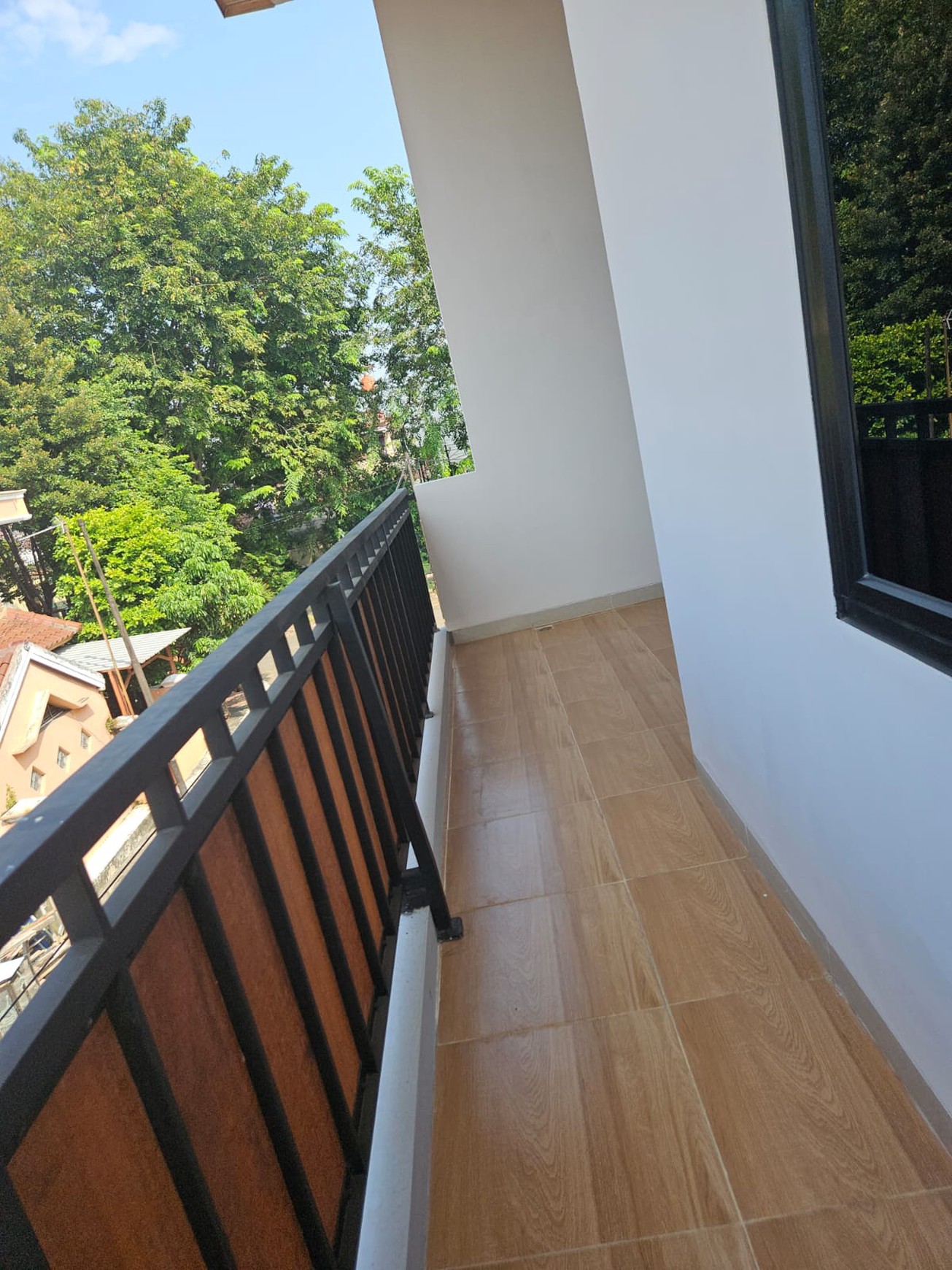 Di jual rumah 2 lantai di Taman Modern Jakarta Timur