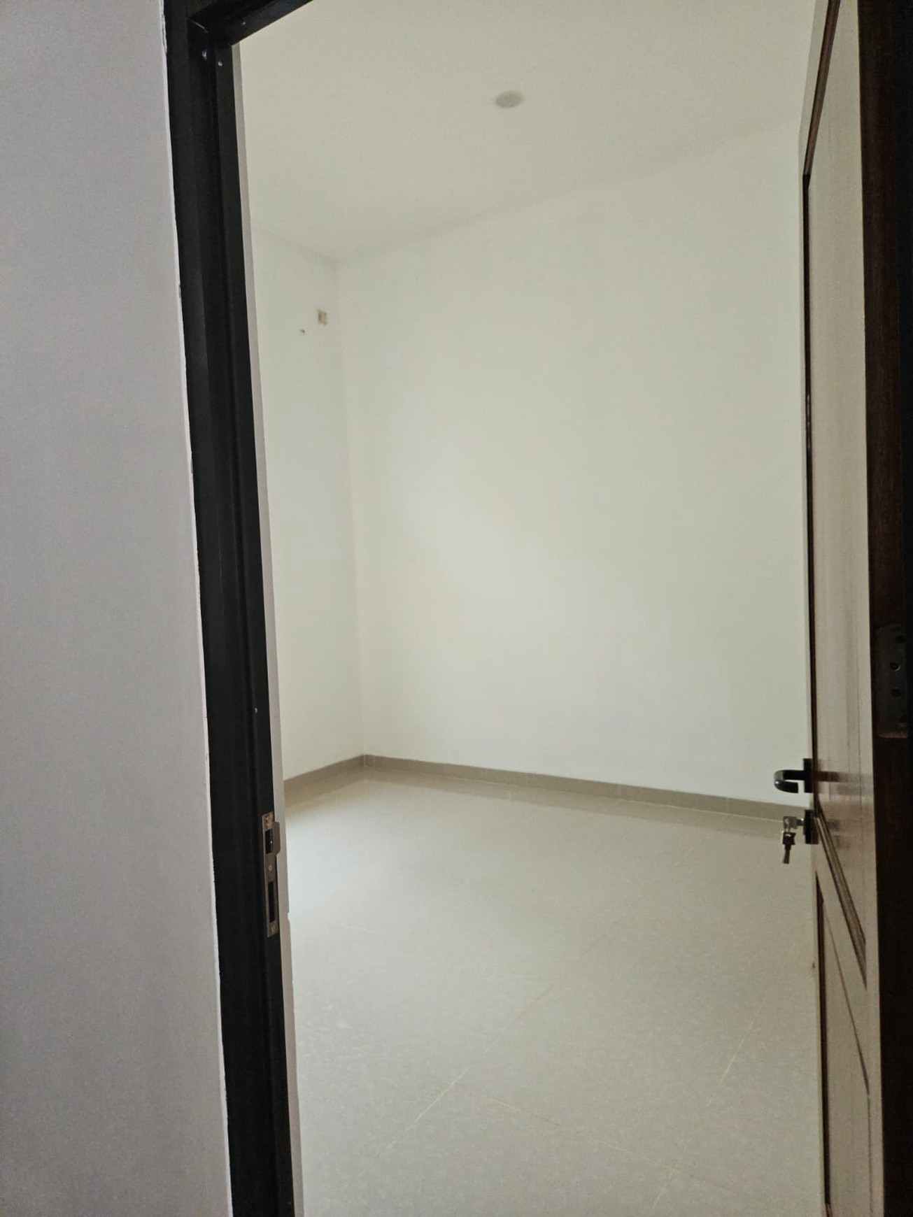 Di jual rumah 2 lantai di Taman Modern Jakarta Timur