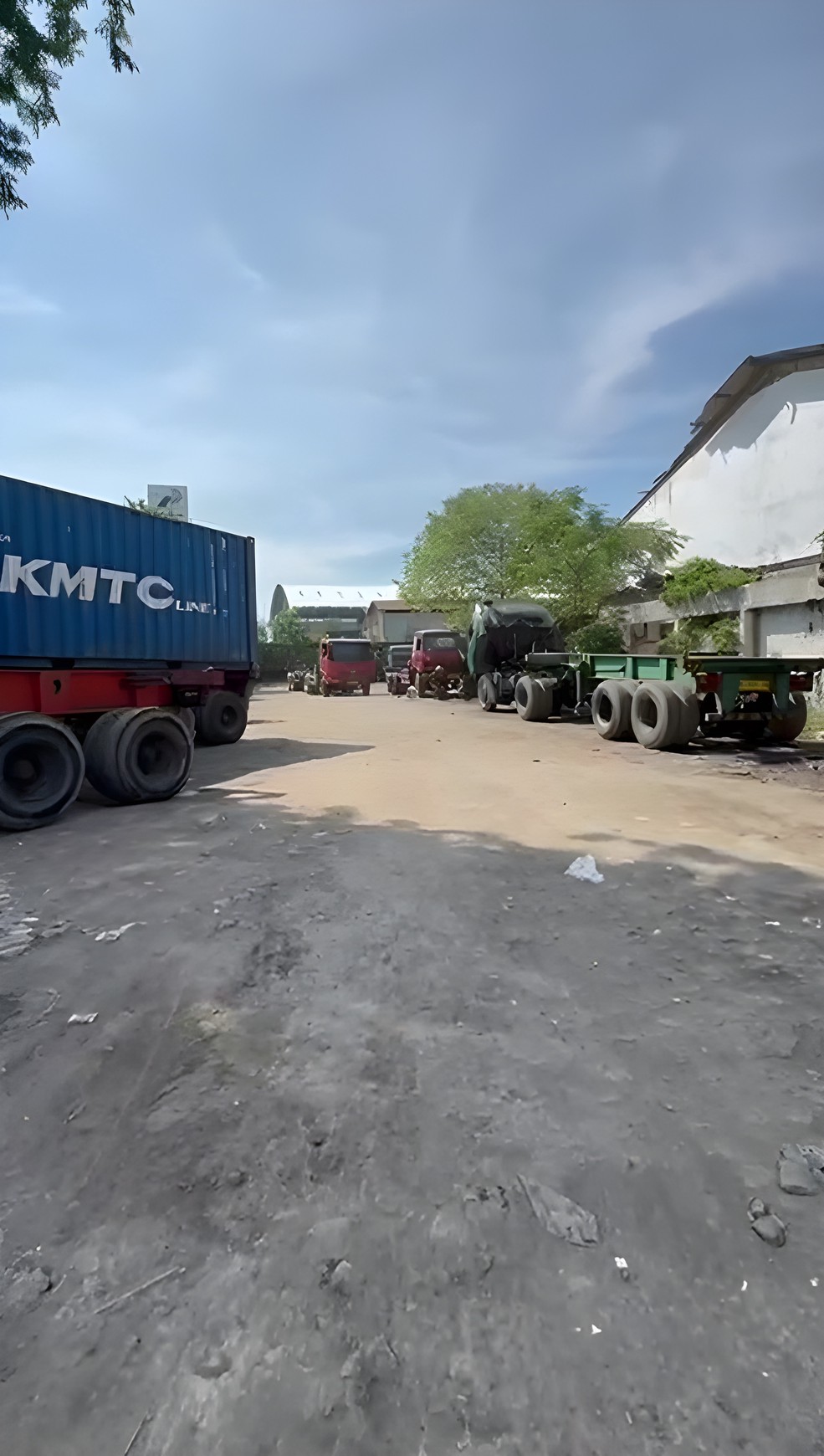 Dijual Gudang Luas & Strategis di Raya Margomulyo 