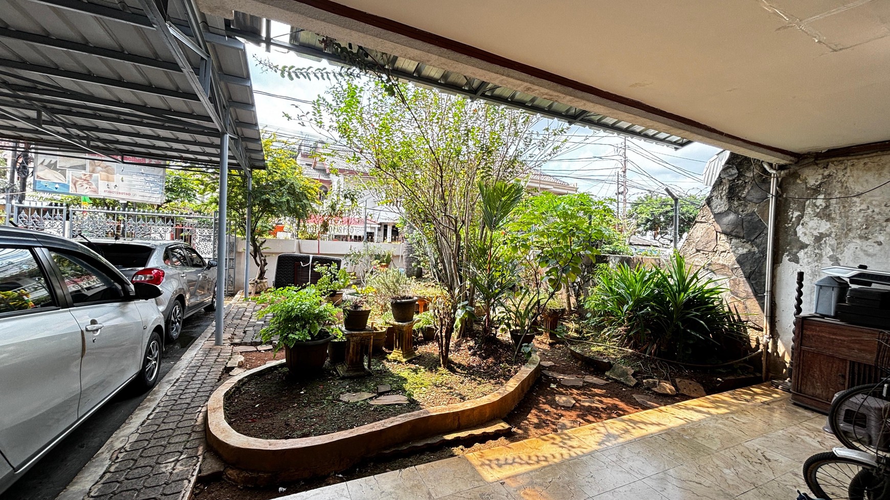 Rumah Besar dengan Luas Tanah 800 m2 di Jatinegara, 2 Menit Jalan Kaki ke Bypass DI Panjaitan