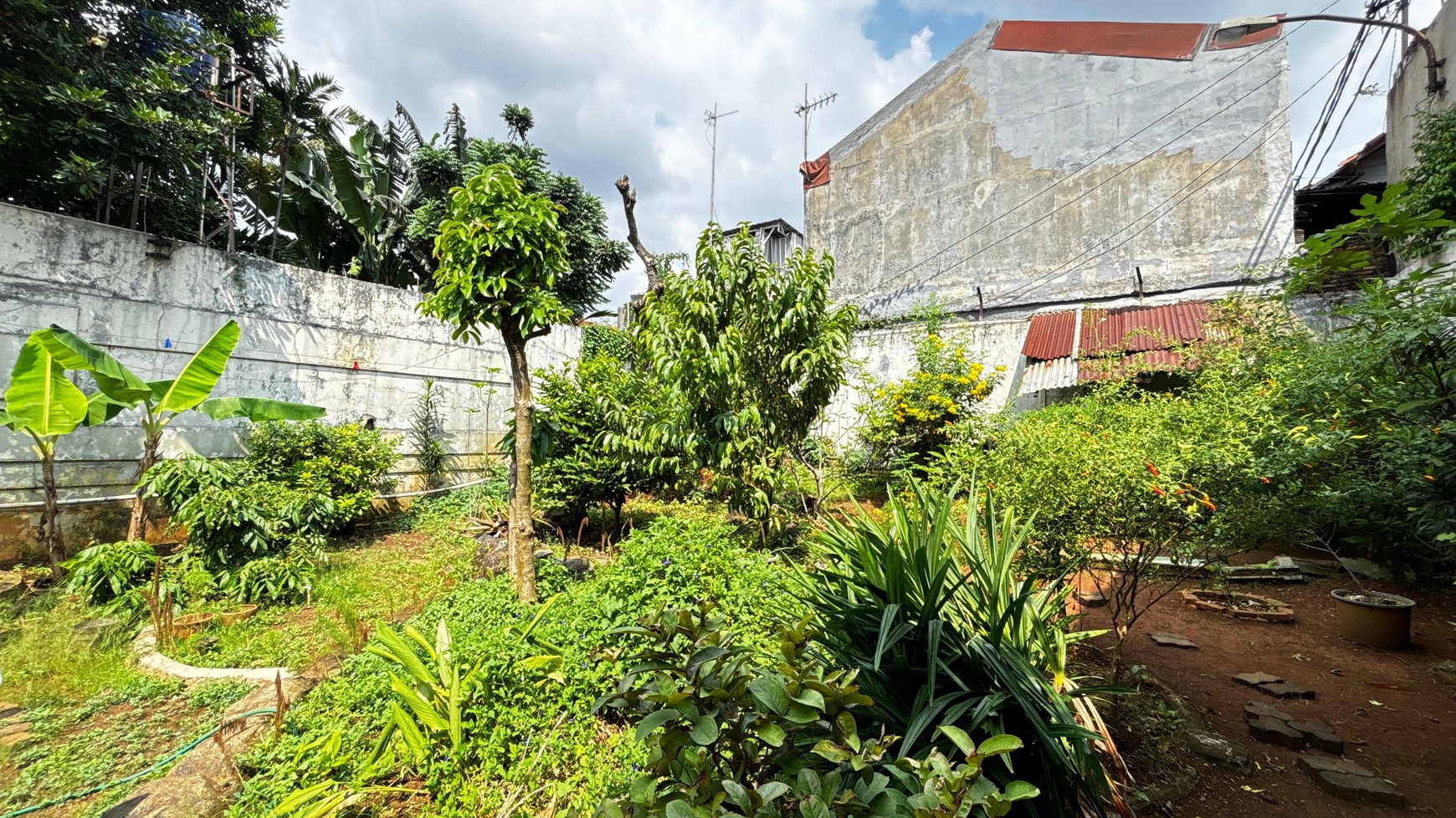 Rumah Besar dengan Luas Tanah 800 m2 di Jatinegara, 2 Menit Jalan Kaki ke Bypass DI Panjaitan