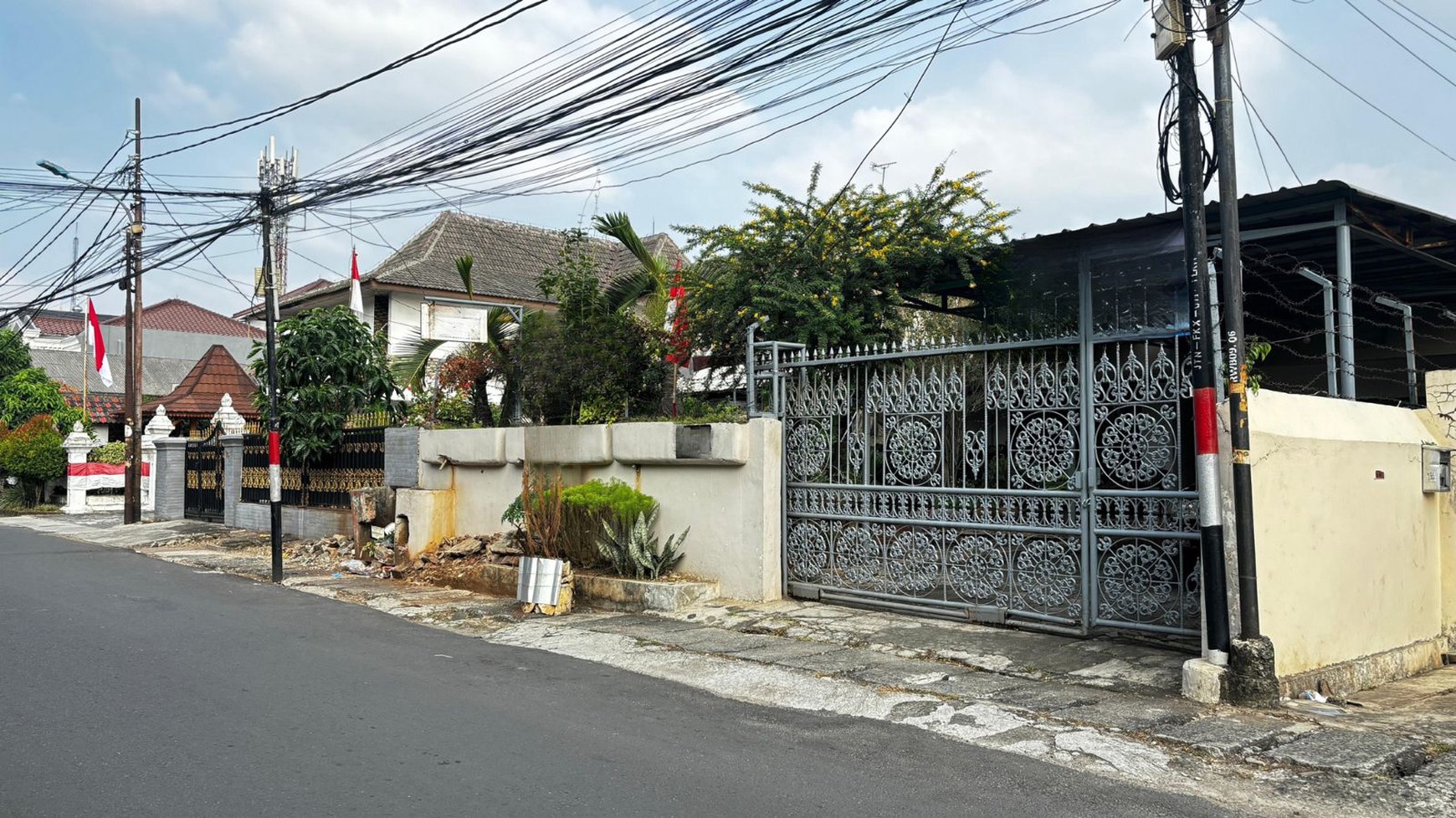 Rumah Besar dengan Luas Tanah 800 m2 di Jatinegara, 2 Menit Jalan Kaki ke Bypass DI Panjaitan