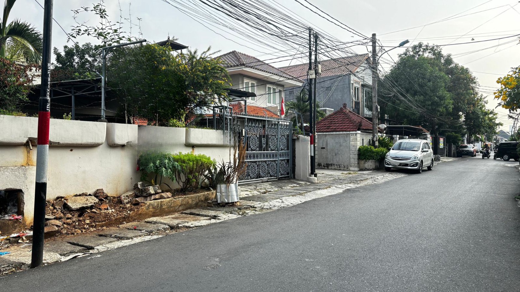 Rumah Besar dengan Luas Tanah 800 m2 di Jatinegara, 2 Menit Jalan Kaki ke Bypass DI Panjaitan