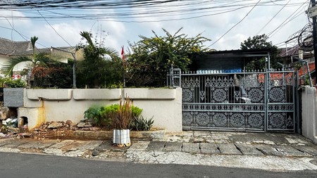 Rumah Besar dengan Luas Tanah 800 m2 di Jatinegara, 2 Menit Jalan Kaki ke Bypass DI Panjaitan