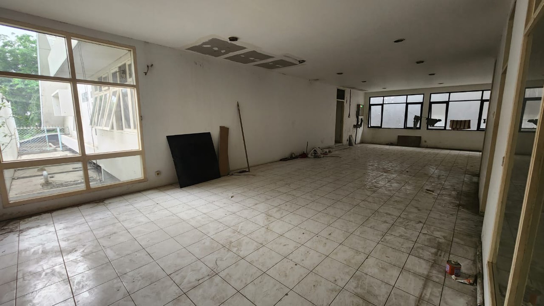 Disewakan Rumah Lama Siap Bangun di Jalan Taman Tanah Abang - Lokasi Strategis di Pusat Kota Jakarta