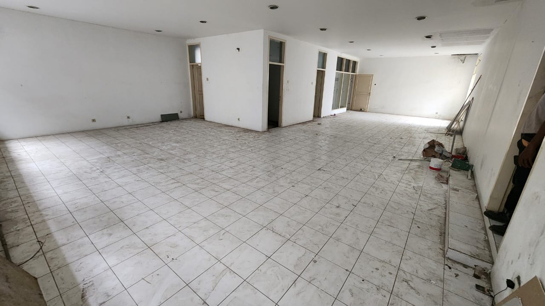 Disewakan Rumah Lama Siap Bangun di Jalan Taman Tanah Abang - Lokasi Strategis di Pusat Kota Jakarta