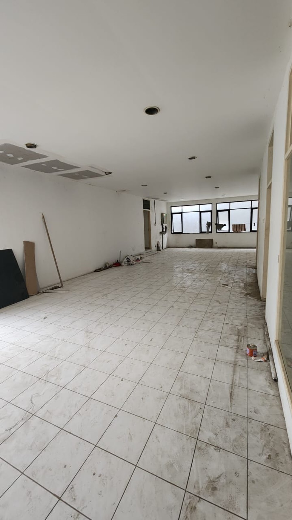 Disewakan Rumah Lama Siap Bangun di Jalan Taman Tanah Abang - Lokasi Strategis di Pusat Kota Jakarta