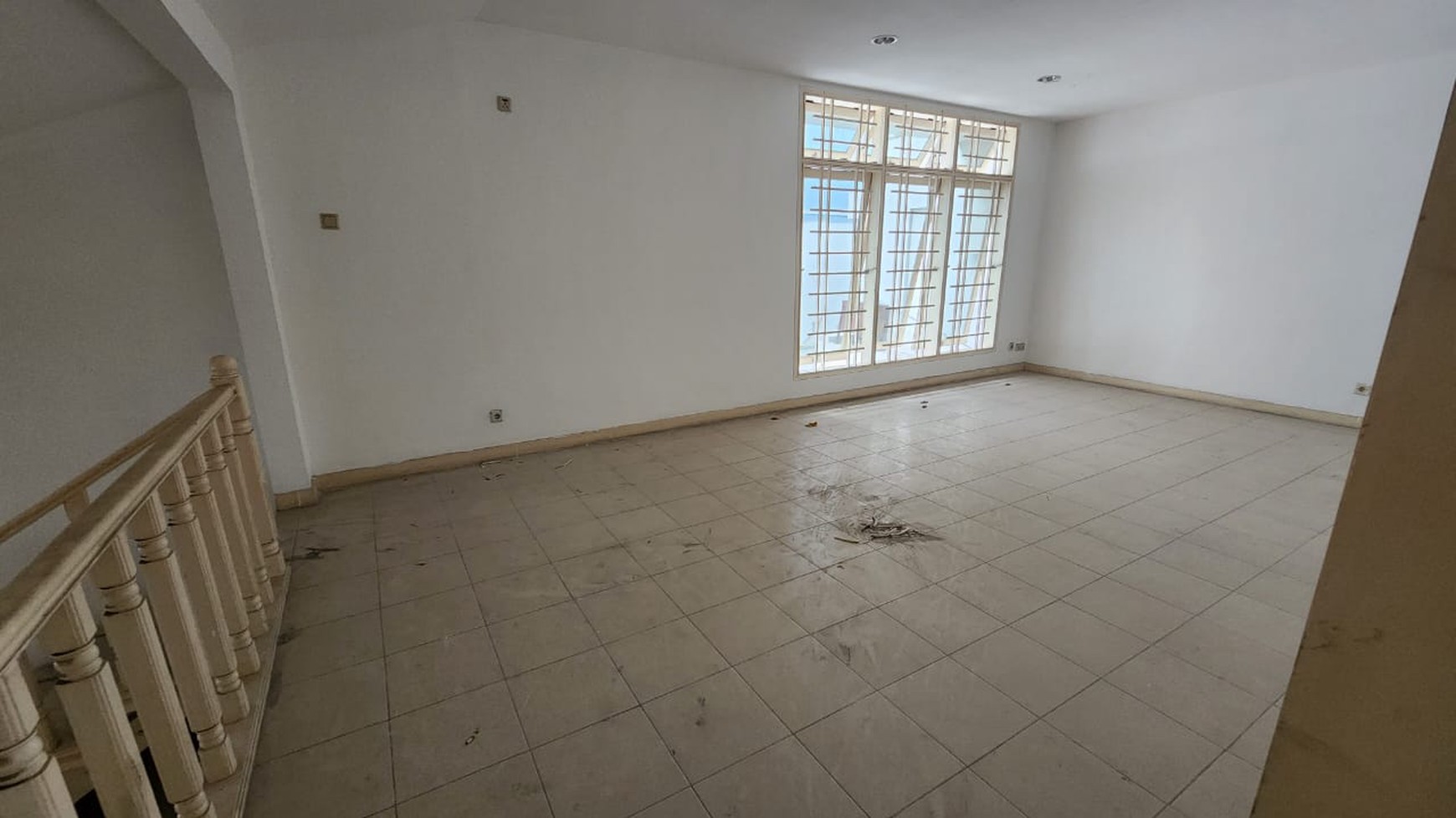 Disewakan Rumah Lama Siap Bangun di Jalan Taman Tanah Abang - Lokasi Strategis di Pusat Kota Jakarta