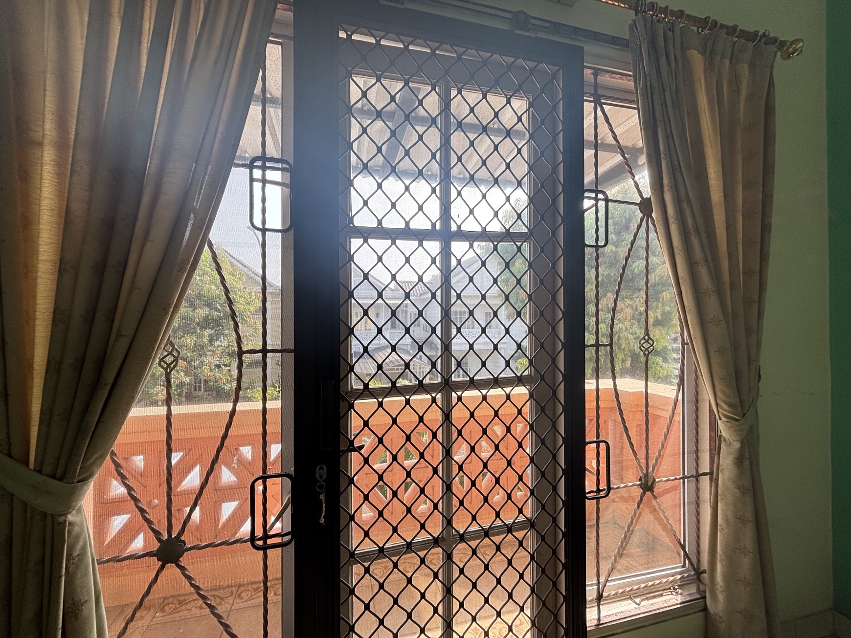 Rumah 2 Lantai Siap Huni  di Kota Wisata Cibubur