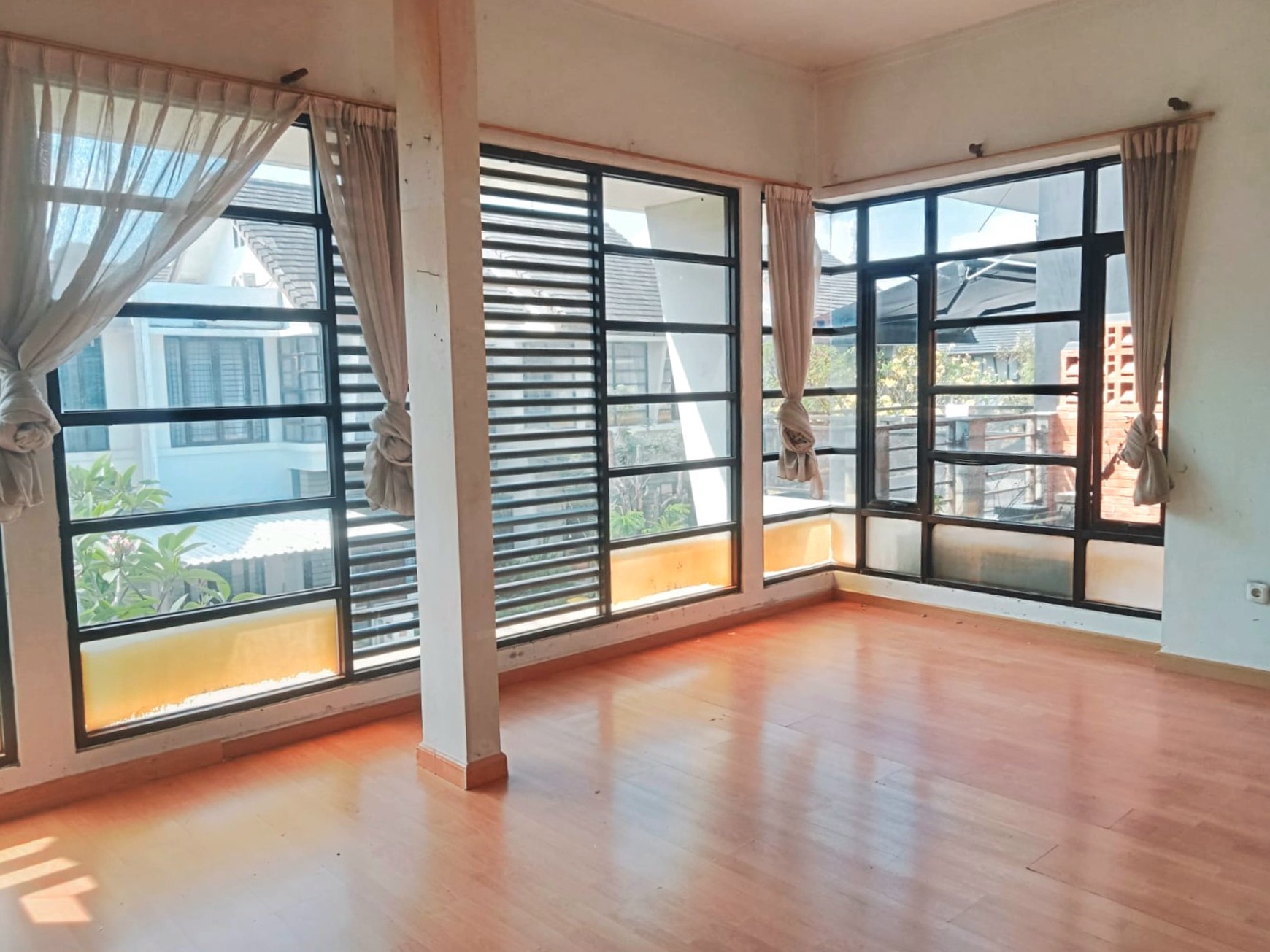 Rumah Bagus Siap Huni dan Lingkungan Asri di Emerald Residence, Bintaro Jaya, Sektor 9