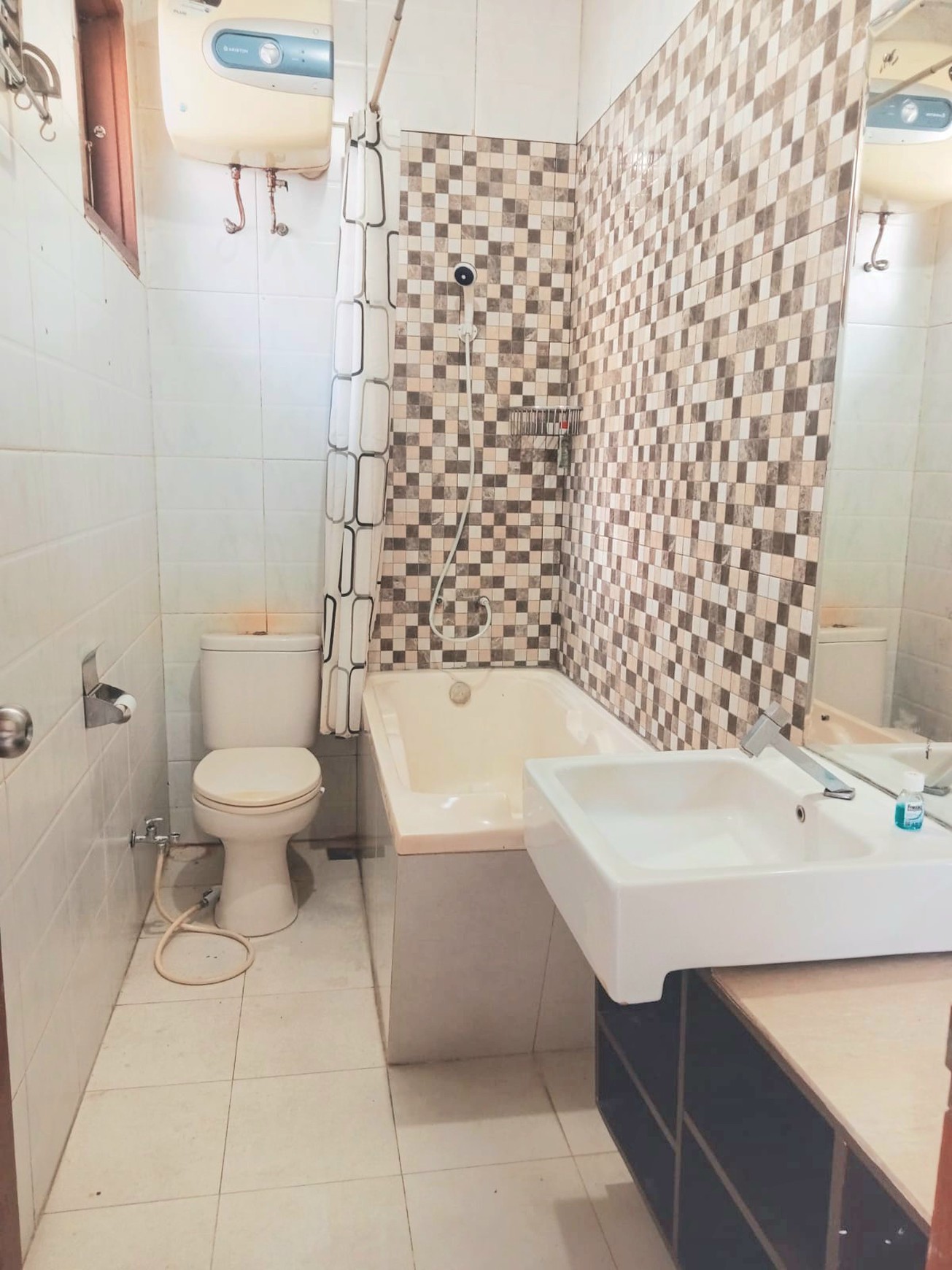 Rumah Bagus Siap Huni dan Lingkungan Asri di Emerald Residence, Bintaro Jaya, Sektor 9