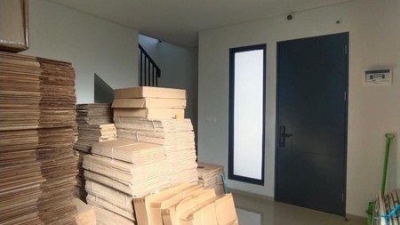 Dijual Cepat Rumah posisi hoek,nyaman di Graha Raya 