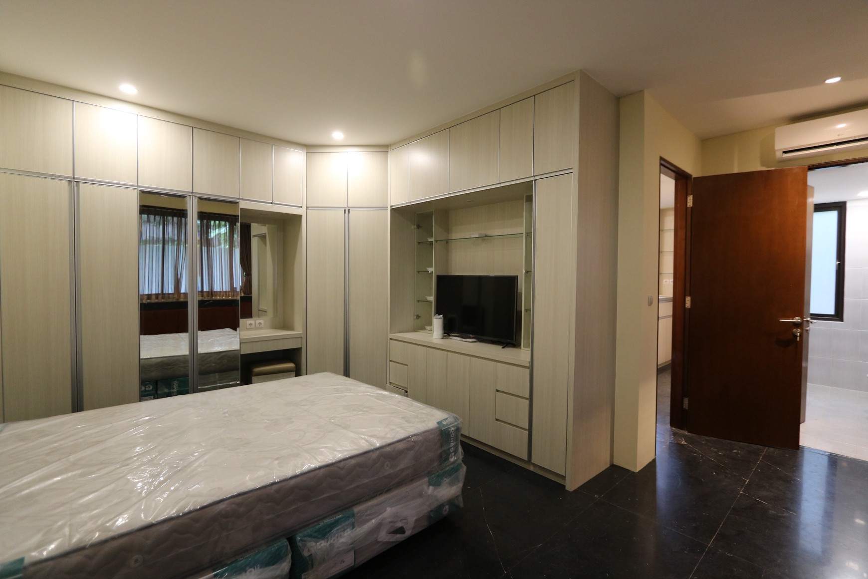 RUMAH TOWN HOUSE, SIAP HUNI DI KEMANG, DEKAT PONDOK INDAH