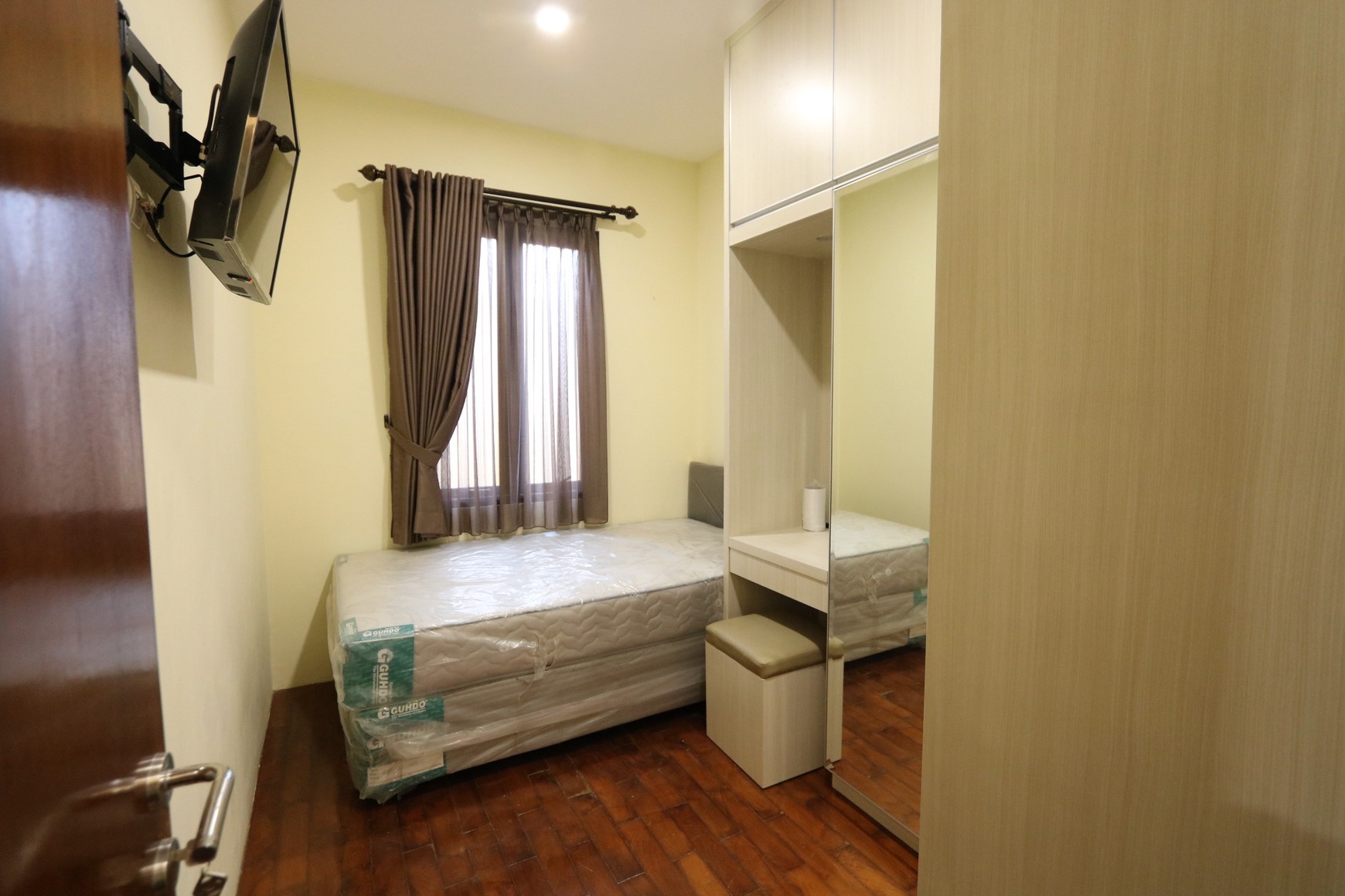 RUMAH TOWN HOUSE, SIAP HUNI DI KEMANG, DEKAT PONDOK INDAH