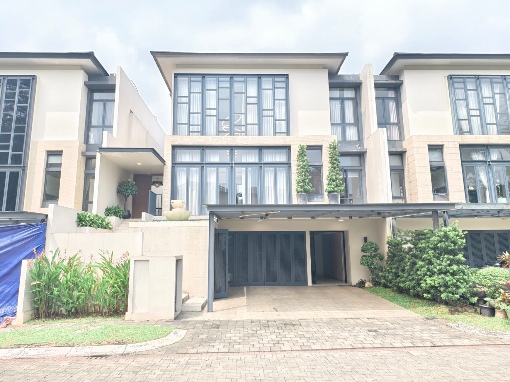 Istimewa. Rumah mewah Nava Park Lancewood BSD, ada pool..