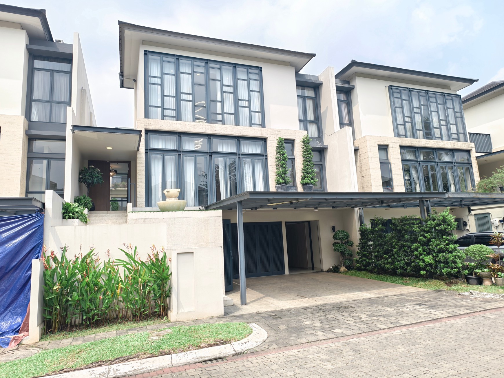 Istimewa. Rumah mewah Nava Park Lancewood BSD, ada pool..
