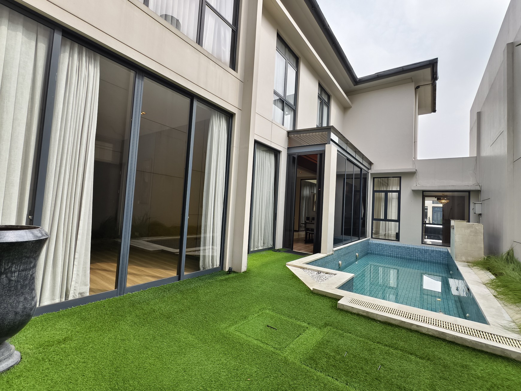 Istimewa. Rumah mewah Nava Park Lancewood BSD, ada pool..