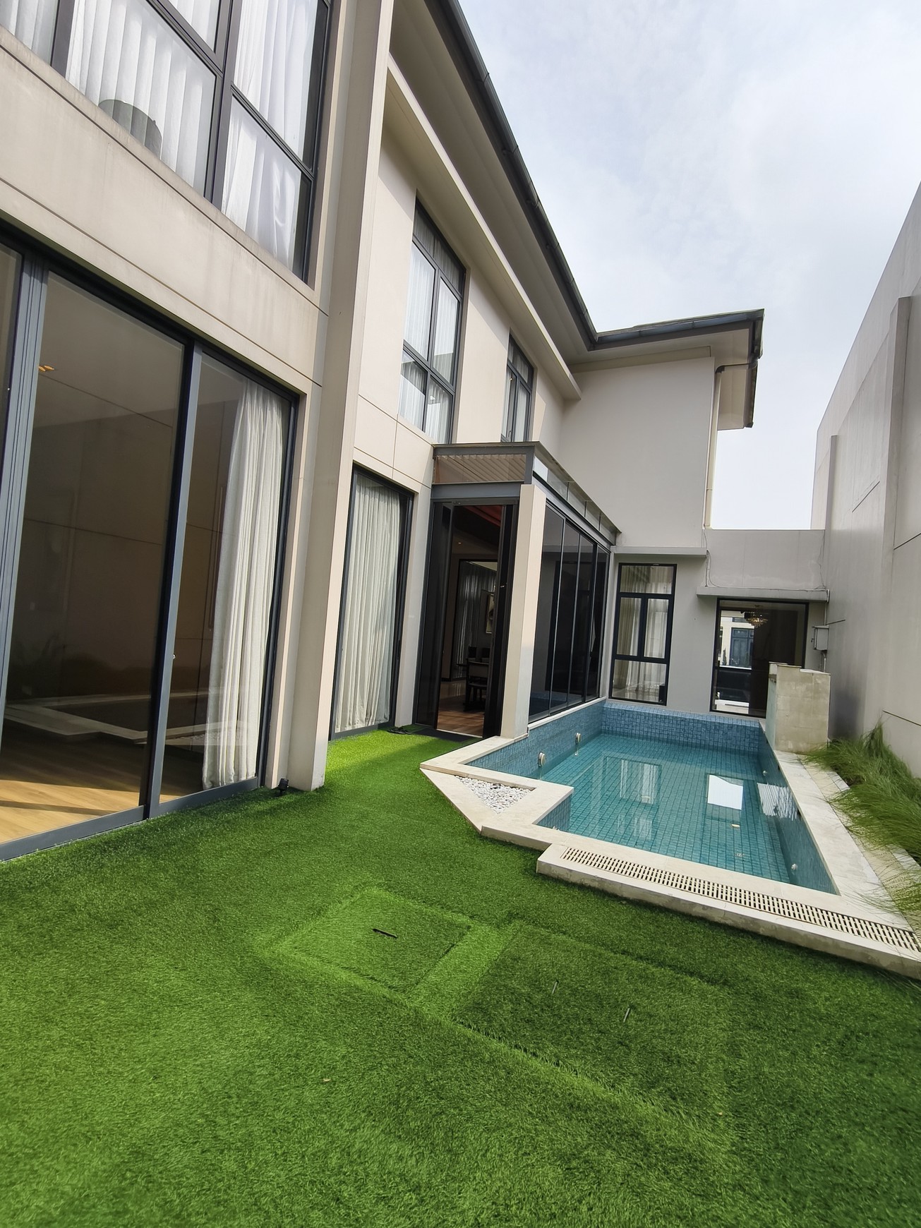 Istimewa. Rumah mewah Nava Park Lancewood BSD, ada pool..