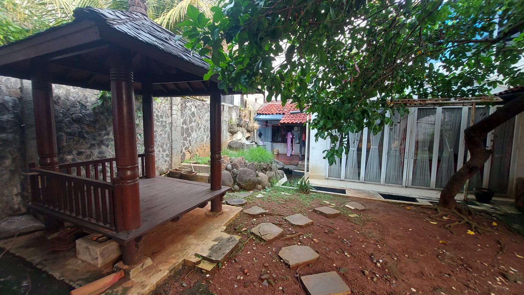 Rumah Luas di Daerah Pesanggrahan JakSel Dekat Pintu TOL