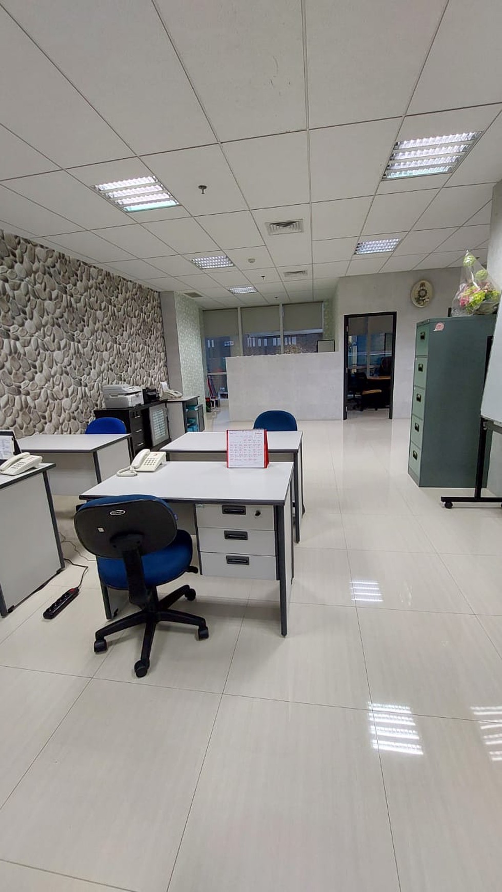 Office Space Puri Indah Financial Tower, CBD Jakarta Barat, luas : 125m2, lantai 8, furnished, siap huni