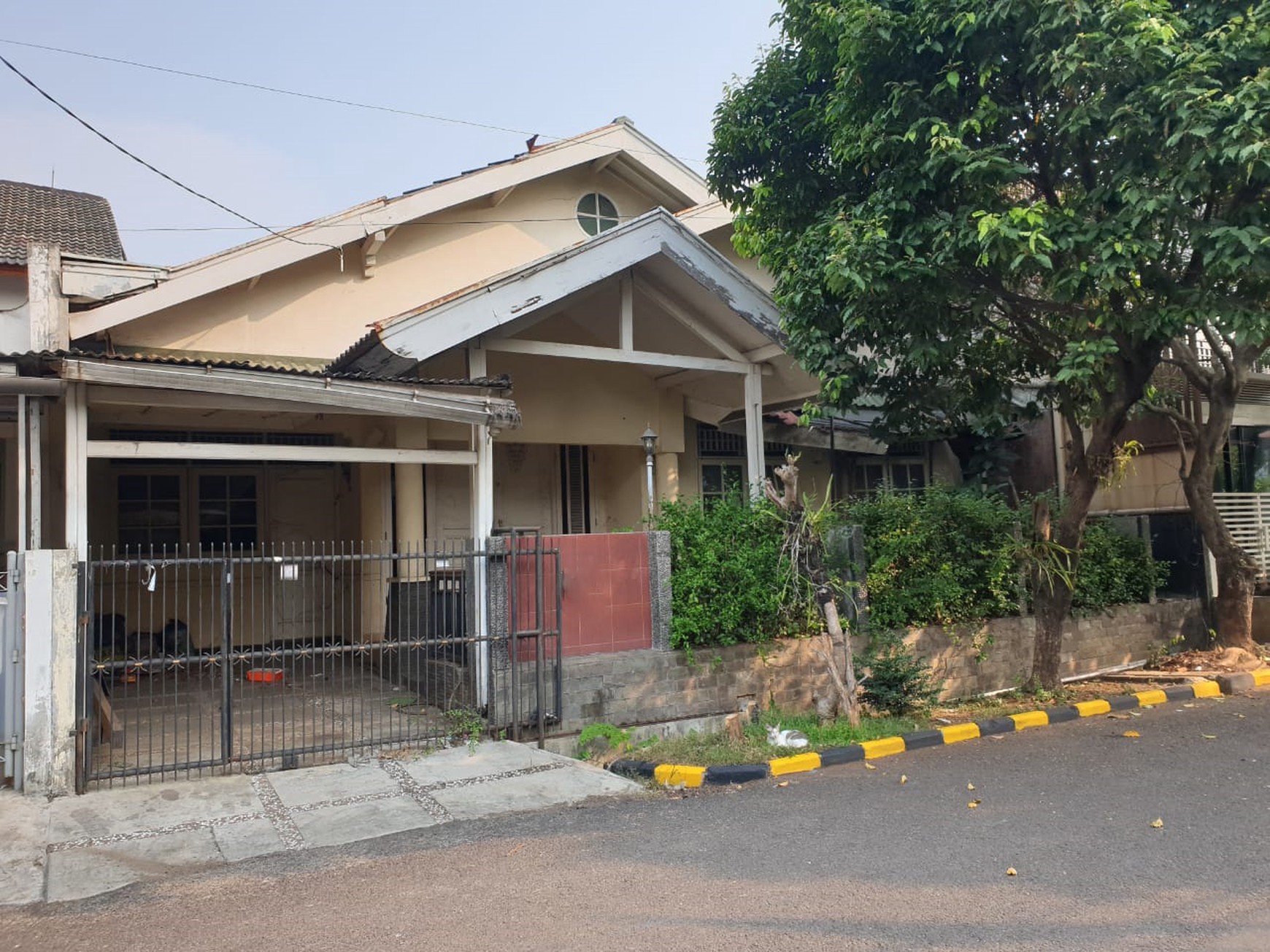 Rumah Dekat Jalan Utama dan Dalam Cluster @Bintaro Sektor 9.