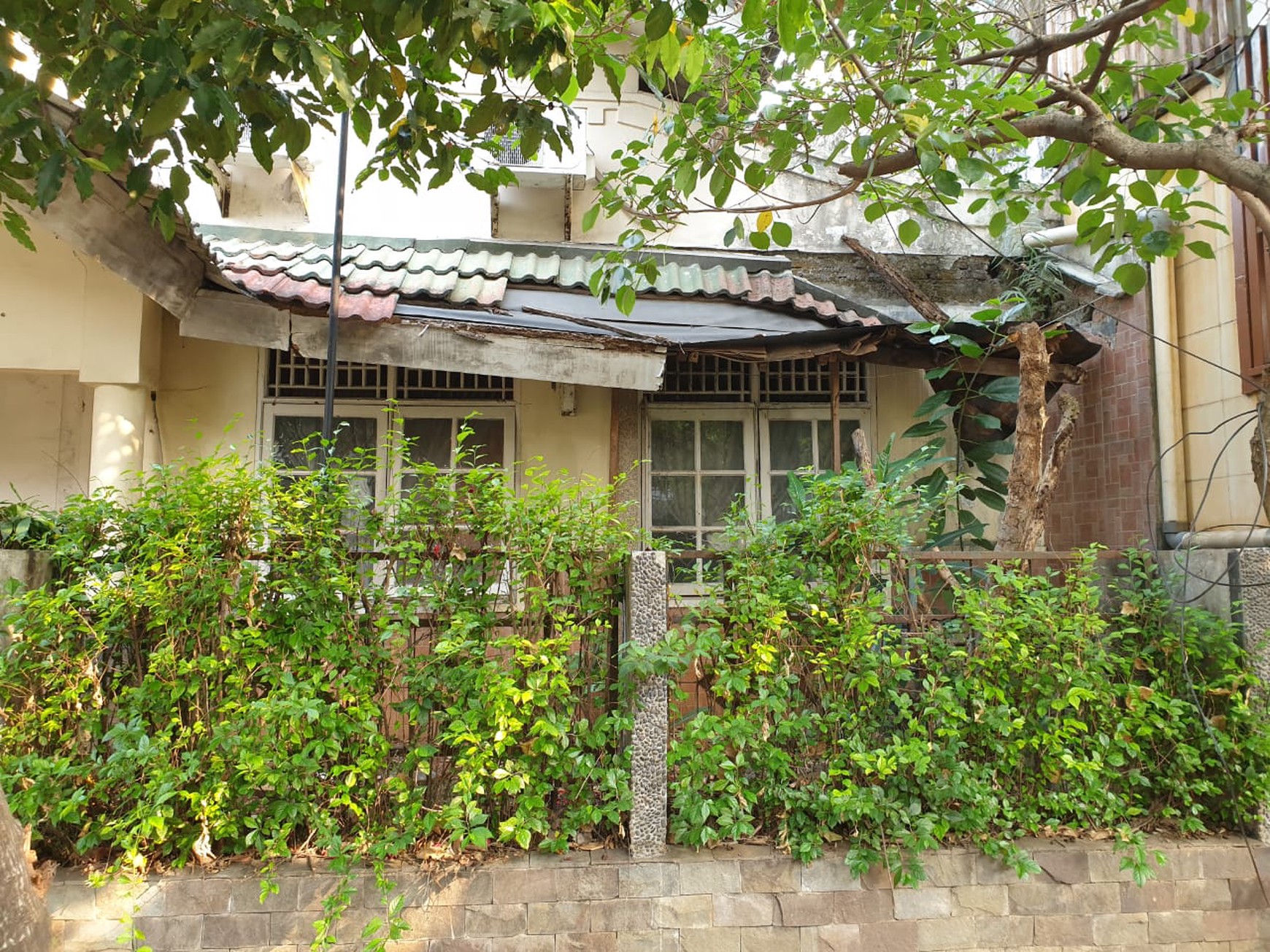 Rumah Dekat Jalan Utama dan Dalam Cluster @Bintaro Sektor 9.