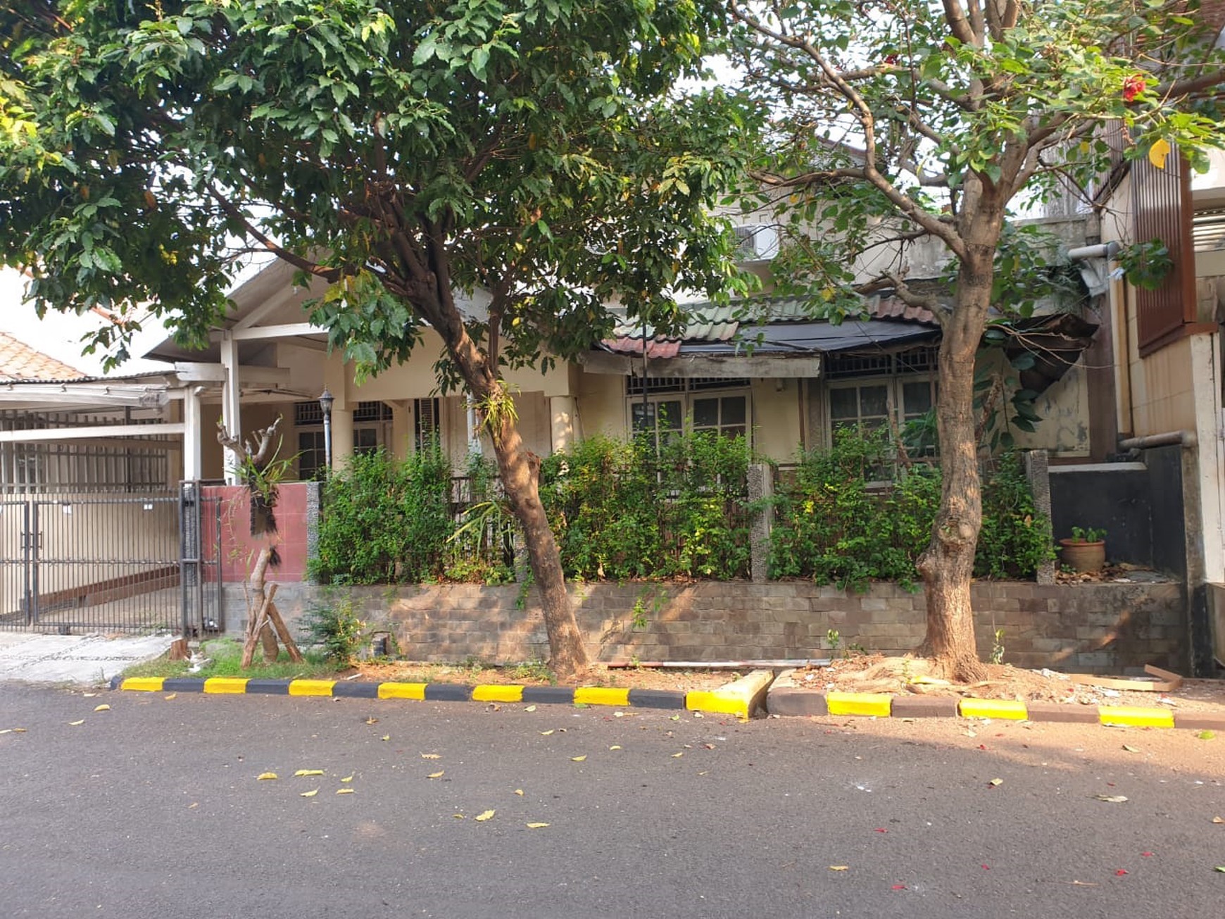 Rumah Dekat Jalan Utama dan Dalam Cluster @Bintaro Sektor 9.