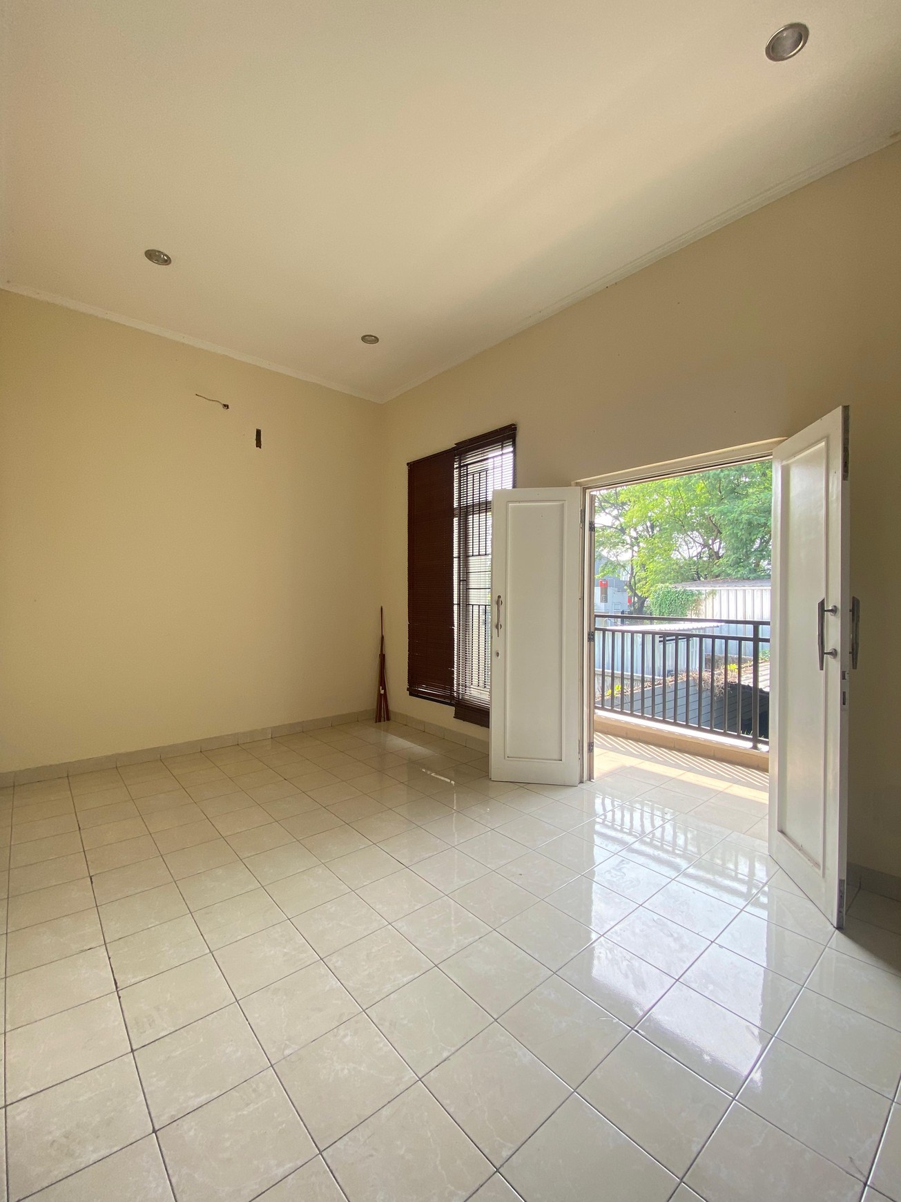 Rumah Luas Tanah 303 m2 Terawat Siap Huni di Cibubur - Lokasi Strategis