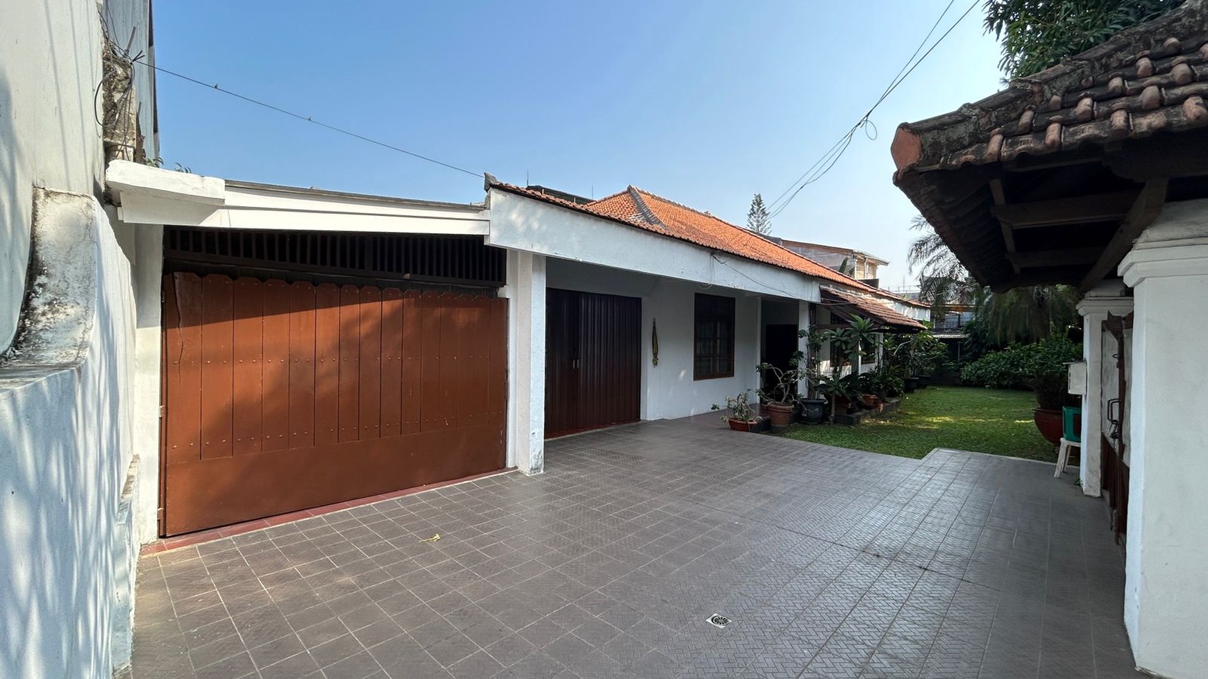 DIJUAL RUMAH SIAP HUNI Lokasi kOmersil  Strategis Kelapa Dua Jakarta Barat