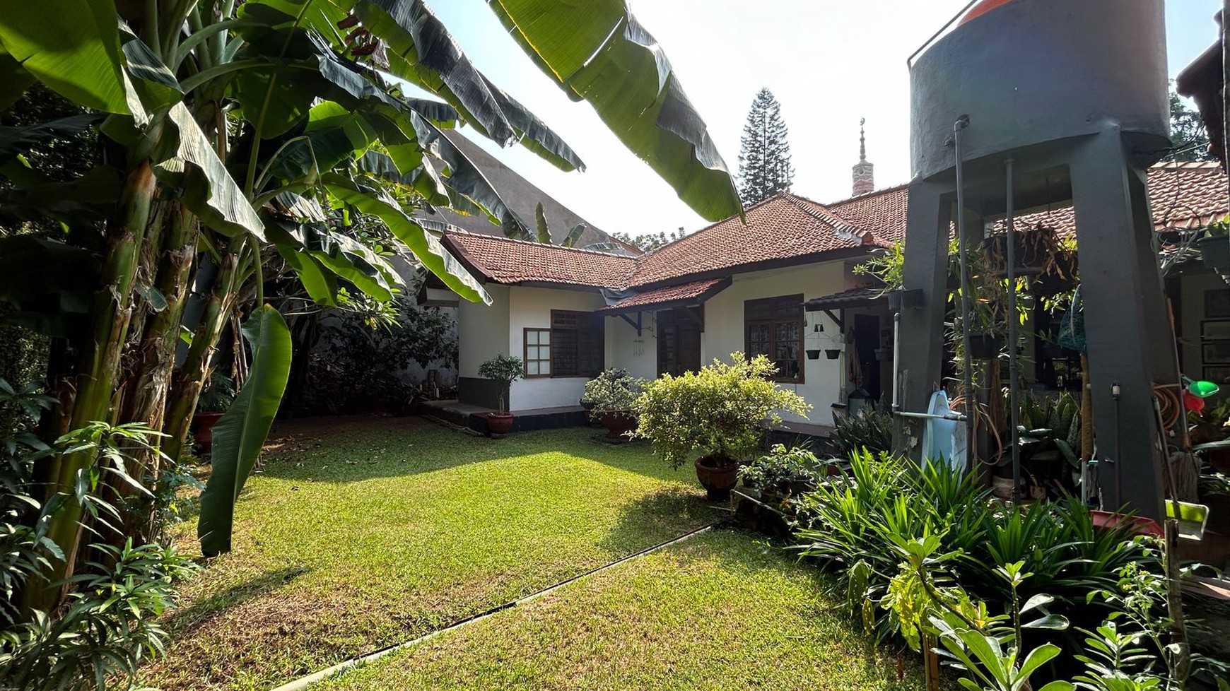 DIJUAL RUMAH SIAP HUNI Lokasi kOmersil  Strategis Kelapa Dua Jakarta Barat