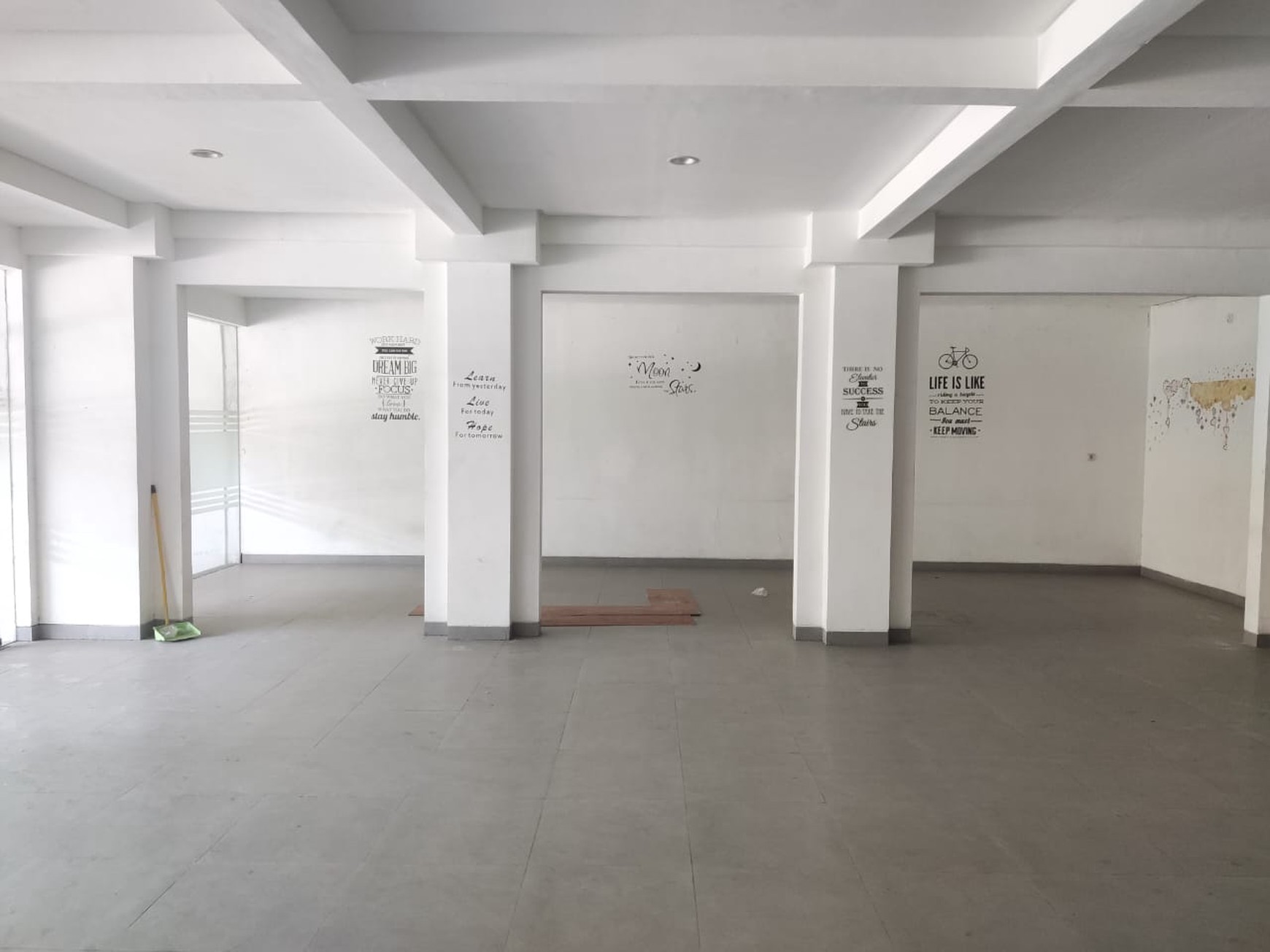 Disewakan Bangunan Komersial dan Lokasi Strategis Jalan Undaan Kulon