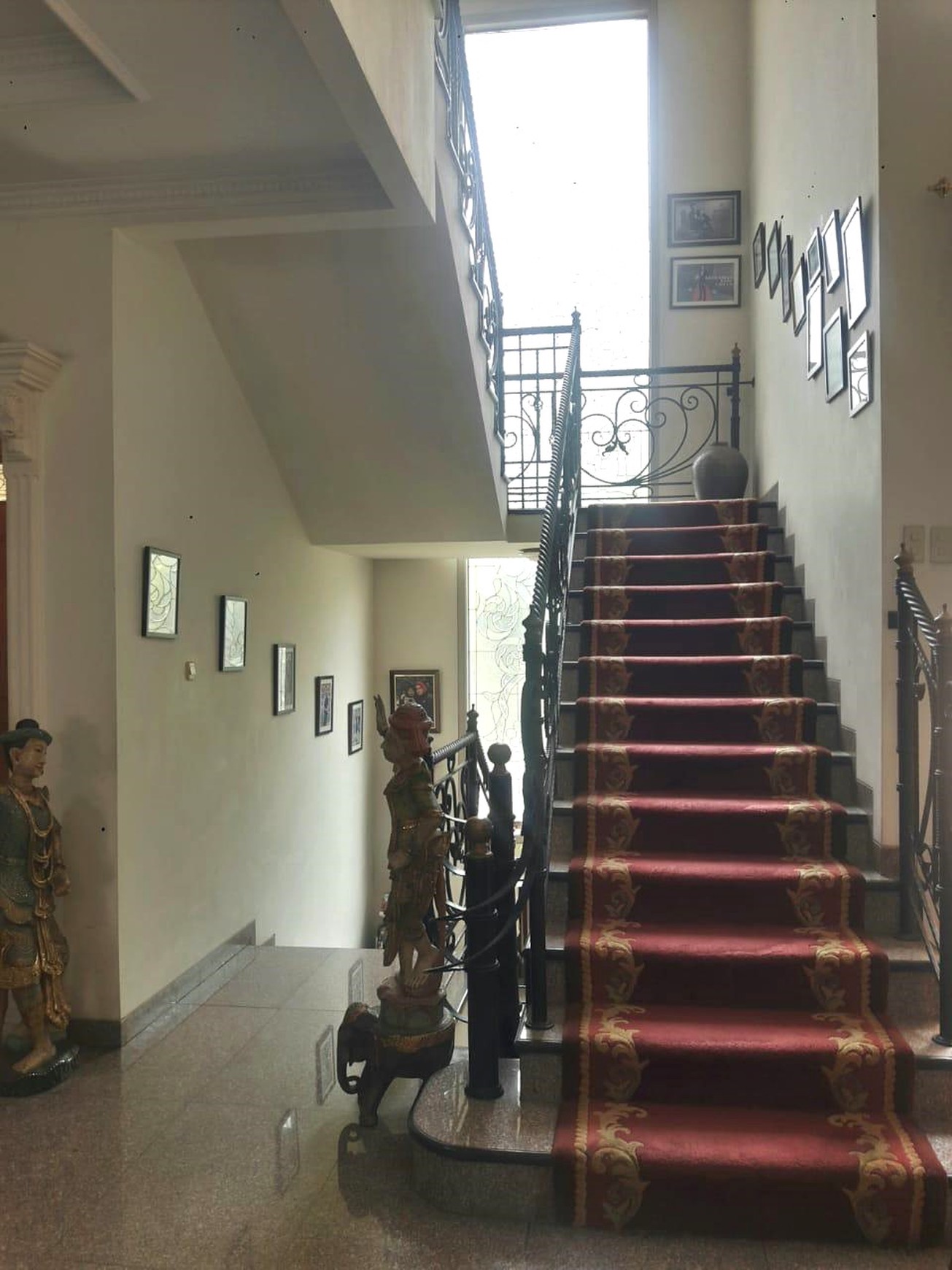 Rumah 2 Lantai Mewah + Pool  6+3 Kamar Tidur Lokasi Strategis